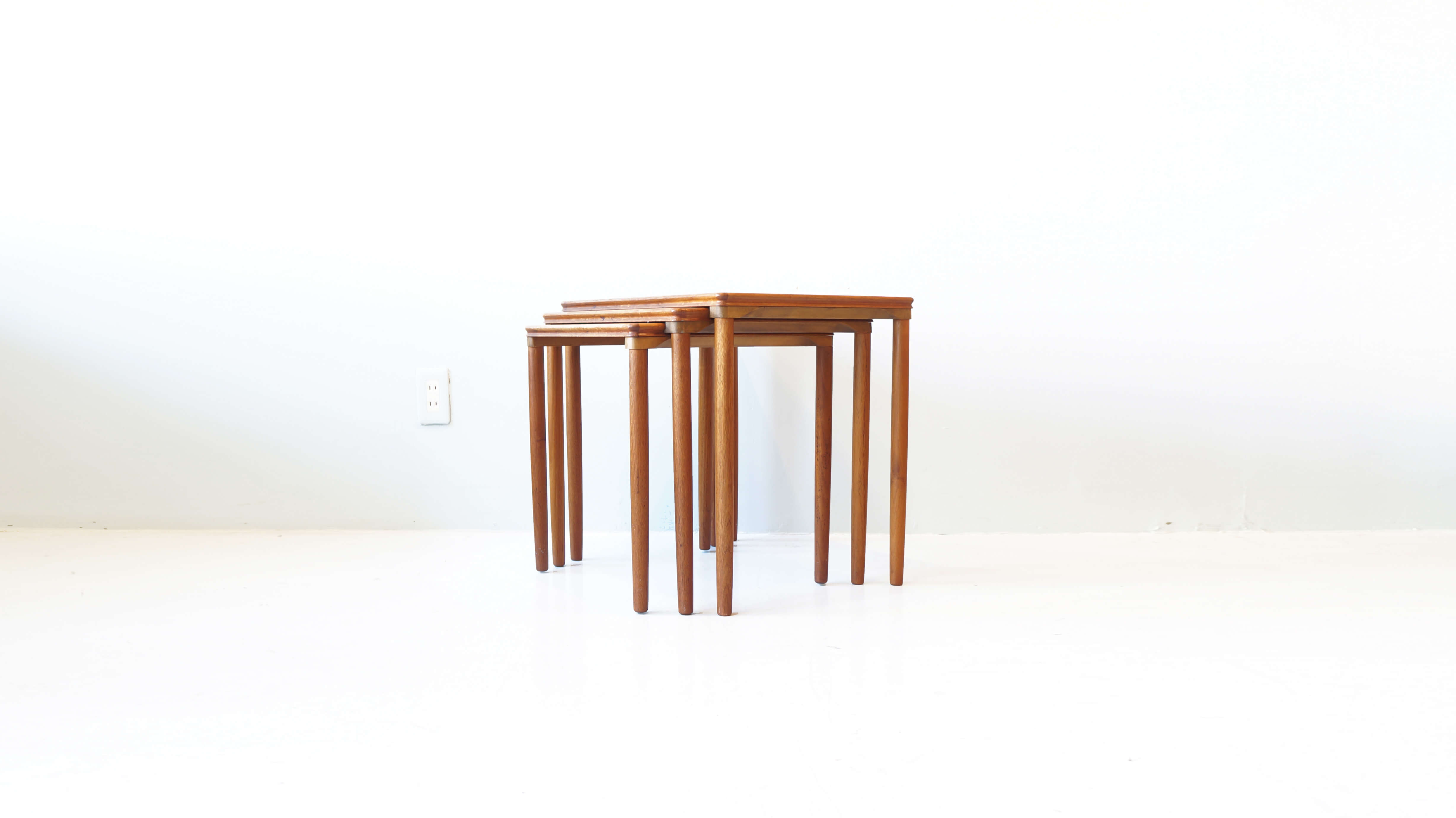 DANISH VINTAGE NEST TABLE /ネストテーブル デンマーク ビンテージ 【商品説明】 デンマーク製のビンテージのネストテーブルが入荷いたしました。天板下から真っ直ぐに伸びたレッグがすっきりとした印象を与える1台。別々のテーブルとしてもお使いいただけ,花台、来客時のテーブルになど色々な使い方を楽しめます。また、重ねてシェルフや飾り棚としてご使用される方も多いお品物です。テーブルを重ねた際にもきれいに収まりますので、重なった姿もお楽しみいただけると思います。機能性だけでなく、美しさも兼ね備えたネストテーブル、是非この機会にいかがでしょうか。~【東京都杉並区阿佐ヶ谷北アンティークショップ 古一/ZACK高円寺店】 古一/ふるいちでは出張無料買取も行っております。杉並区周辺はもちろん、世田谷区・目黒区・武蔵野市・新宿区等の東京近郊のお見積もりも!ビンテージ家具・インテリア雑貨・ランプ・USED品・ リサイクルなら古一/フルイチへ~