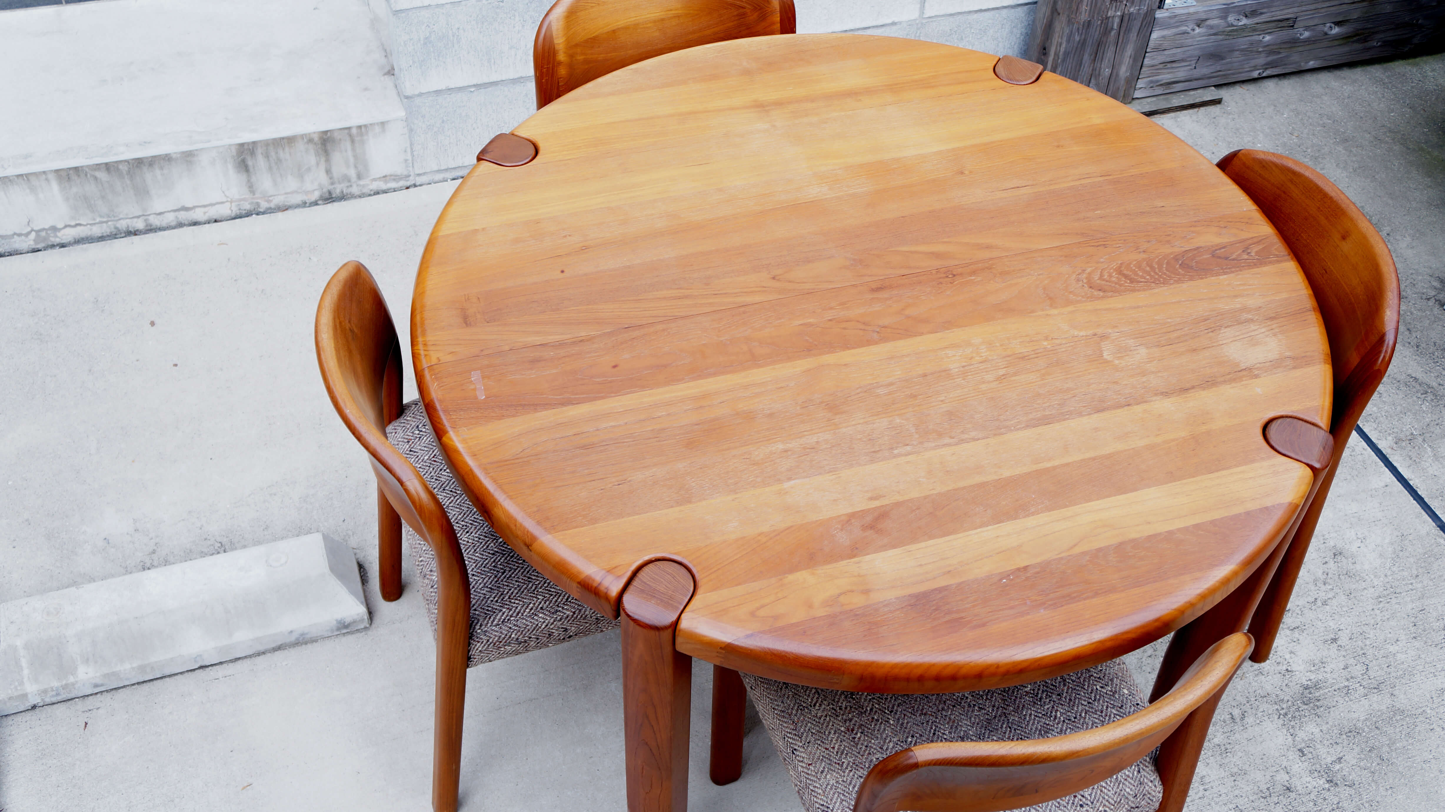dylund Teak Wood Dining Table made in Denmark / デューロン社製 ダイニングテーブル チーク材 デンマーク製 【商品説明】 デューロン(dyrlund)は、1960年に北欧デンマークで創立された家具メーカー。 デューロンの家具は、高品質な木材を素材とし、長年培われた職人の技術や、 デザインを駆使して作られた高品質さ、 そして使い勝手の良さが特徴で、世界中の有名人にも愛用されています。 北欧家具でもなかなか見られないチーク総無垢のダイニングテーブル。 無垢ならではの削りだし天板は非常に滑らかに作られており、 思わず手が伸びるような美しい仕上がりです。 シンプルなデザインですが、 脚部の意匠、エクステンション機能など、 北欧のクラフトマンシップが感じられる上質なプロダクトです。 是非この機会にいかがでしょうか。 ~【東京都杉並区阿佐ヶ谷北アンティークショップ 古一/ZACK高円寺店】 古一では出張無料買取も行っております。杉並区周辺はもちろん、世田谷区・目黒区・武蔵野市・新宿区等の東京近郊のお見積もりも!ビンテージ家具・インテリア雑貨・ランプ・USED品・ リサイクルなら古一へ~,ユーズド,ふるいち,古市,フルイチ,used,furuichi
