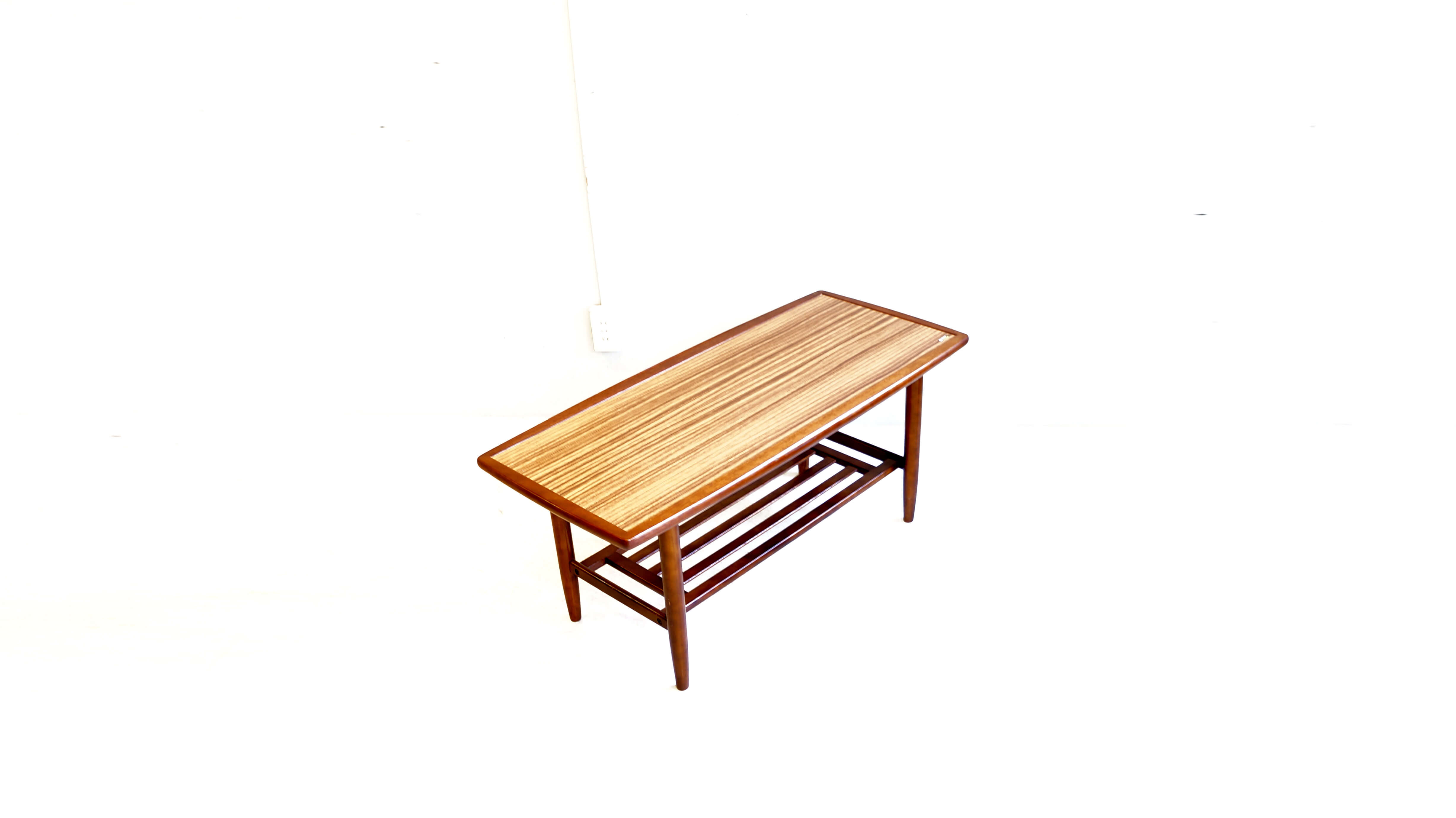 KARIMOKU Standard Modern Series Coffee Table / カリモク スタンダード モダン シリーズ コーヒーテーブル 【商品説明】 純国産品の木材を使用し、木を熟知しているからこそできる こだわりの乾燥工程、高度な加工技術で 今なお、人気の高い家具メーカー KARIMOKU(カリモク)。 そんなカリモクのスタンダードモダンシリーズのローテーブルが入荷致しました。 2掛けのソファと相性の良いサイズ感 雑誌や新聞、或は小さな収納箱を置いて普段使いに とても重宝する棚板 また、テレビを上に乗せ、 棚にはAV機器を等とTVボードとしてもお使い日本の住宅事情を考慮し、考えられた 人気のセンターテーブルです。 天板は水気を気にせずお使い頂けるメラミン仕様となっておりますので 面倒なメンテナンスもいらず、末永くお使い頂けるお品物です。 カリモク60などにあるようなレトロモダンなソファとの相性がよく ビンテージスタイルにもおすすめです。 心温まる木目の美しいこちらのコーヒーテーブル 是非この機会にいかがでしょうか。 ~【東京都杉並区阿佐ヶ谷北アンティークショップ 古一/ZACK高円寺店】 古一では出張無料買取も行っております。杉並区周辺はもちろん、世田谷区・目黒区・武蔵野市・新宿区等の東京近郊のお見積もりも!ビンテージ家具・インテリア雑貨・ランプ・USED品・ リサイクルなら古一へ~,ユーズド, リサイクル,ふるいち,古市,フルイチ,used,furuichi