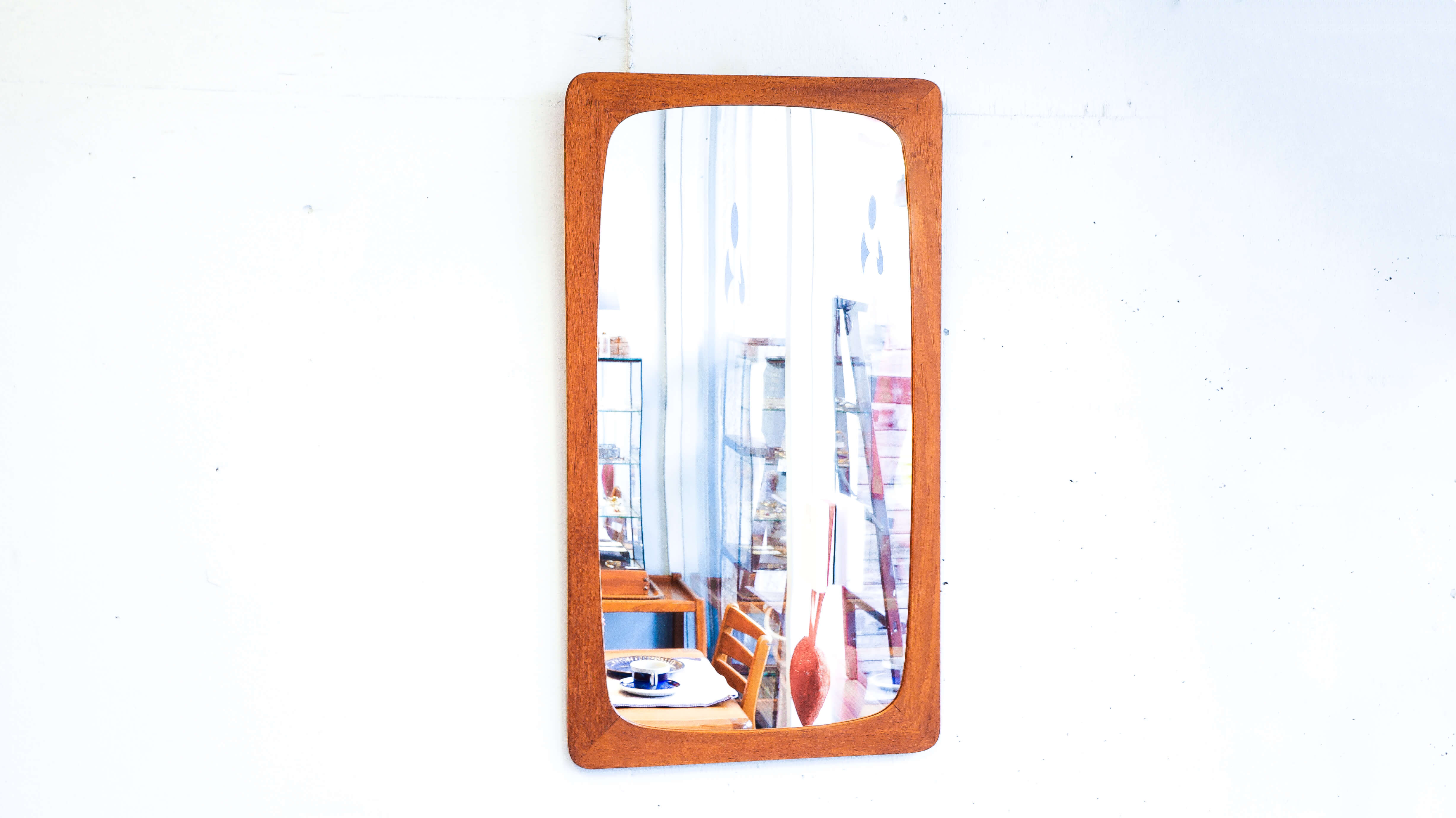 北欧 デンマーク ヴィンテージ ウォール ミラー / Danish Vintage Wall Mirror 鏡 チーク Denmark,danish,wall mirror,magegi,japan vintage,yanagi sori,mirror,retro,北欧,ウォールミラー,鏡,デンマーク,曲木,チーク材,アンティーク,廃盤,レトロ,ゆらゆら,レア,ヴィンテージ,中古デンマークヴィンテージのチーク材を使ったフレームのウォールミラー。鏡部分も当時の素材の為、小キズ経年色落ちなどがありますが、そんなゆらゆらとした盤面もビンテージミラーならではの映り方です。ほぞ継ぎのフレームの角と内側に丸みがあり、優しい印象を与えてくれます。コンパクトなサイズ感は飾る場所を選びません。~【東京都杉並区阿佐ヶ谷北アンティークショップ 古一/ZACK高円寺店】 古一/ふるいちでは出張無料買取も行っております。杉並区周辺はもちろん、世田谷区・目黒区・武蔵野市・新宿区等の東京近郊のお見積もりも!ビンテージ家具・インテリア雑貨・ランプ・USED品・ リサイクルなら古一/フルイチへ~