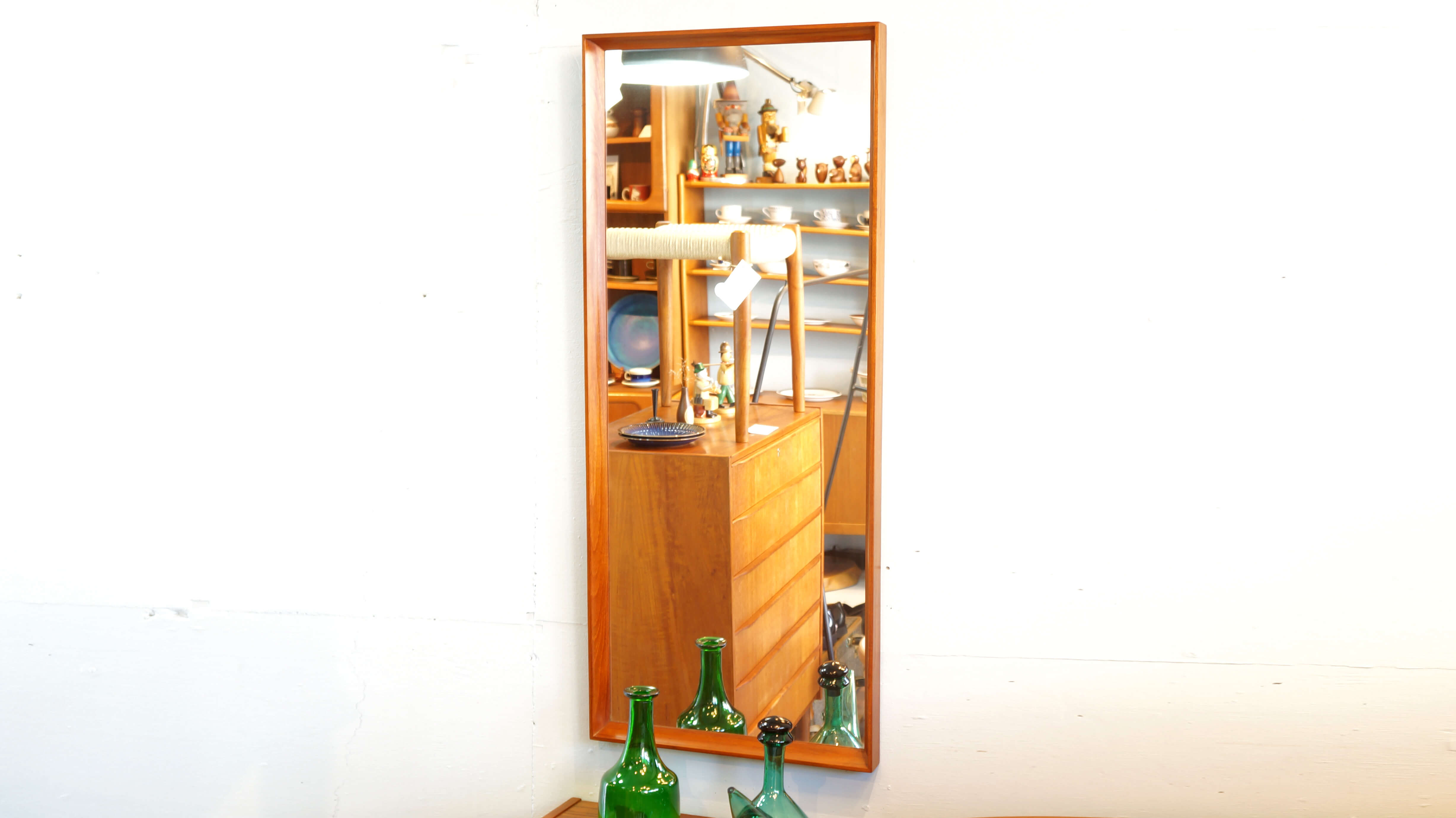 Danish Vintage Teak Frame Wall Mirror / 北欧 デンマーク ヴィンテージ チーク フレーム ミラー 【商品説明】 立てかけても、壁にかけても使用できるヴィンテージのミラー。 経年によりチーク材が味わい深く変化し、ヴィンテージならではの雰囲気を感じることができます。 シンプルな形ですので、どこに置いてもインテリアに馴染んでくれます。 飴色に経年変化したチーク材が美しい風合いを出す雰囲気のある逸品、 上品で洗練された空間を演出に是非いかがでしょうか。~【東京都杉並区阿佐ヶ谷北アンティークショップ 古一/ZACK高円寺店】 古一/ふるいちでは出張無料買取も行っております。杉並区周辺はもちろん、世田谷区・目黒区・武蔵野市・新宿区等の東京近郊のお見積もりも!ビンテージ家具・インテリア雑貨・ランプ・USED品・ リサイクルなら古一/フルイチへ~
