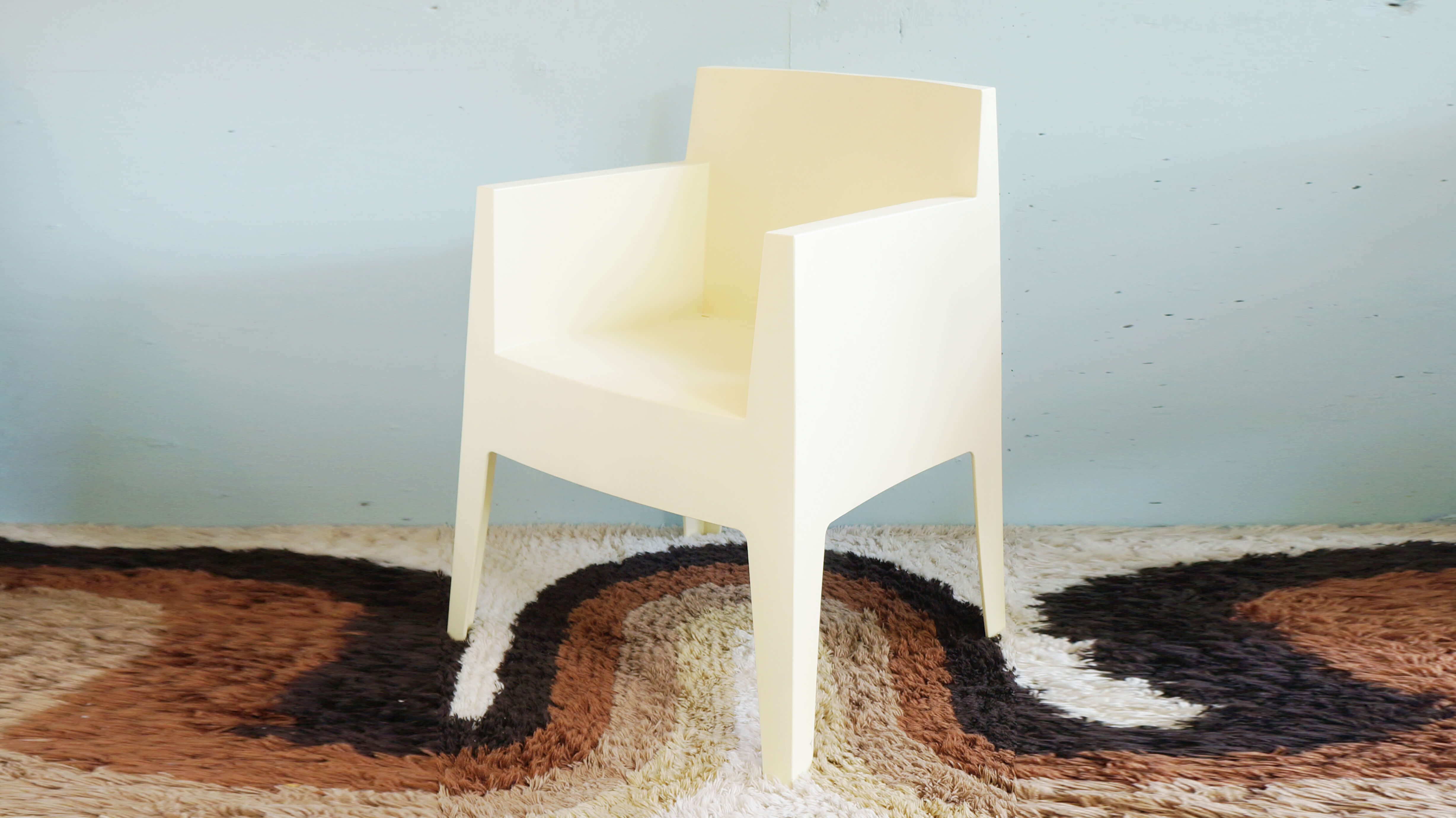 ドリアデ/driadeから、1999年に発表され、それ以来変わらぬ人気を保ち続けるTOYチェア。 この椅子は、建築・インテリア・家具・食器・印刷物・インダストリアルデザイン等の様々な分野で活躍し続けるデザイナー「フィリップスタルク/PhilippeStarck」によって生み出されました。樹脂から生み出されたそのフォルムは、一見硬質な印象を受けがちです。ですが、実際は人体の形に合わせて、座面が緩やかにそしてしなやかにカーブしているため、にぴったりフィットする、素晴らしい座り心地を提供してくれます。 ～【東京都杉並区阿佐ヶ谷北アンティークショップ 古一/ZACK高円寺店】　古一/ふるいちでは出張無料買取も行っております。杉並区周辺はもちろん、世田谷区・目黒区・武蔵野市・新宿区等の東京近郊のお見積もりも！ビンテージ家具・インテリア雑貨・ランプ・USED品・ リサイクルなら古一/フルイチへ～