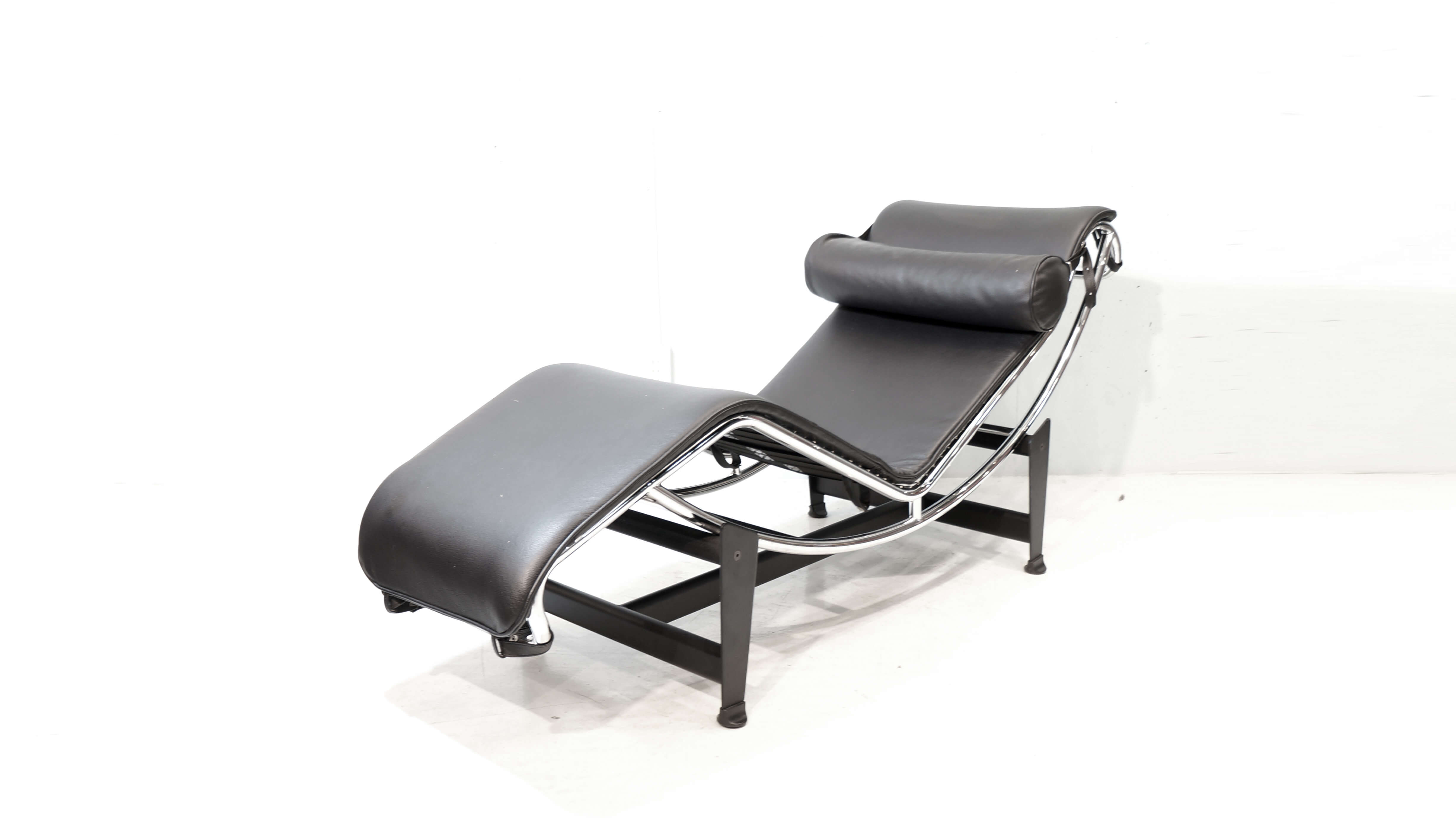LC４シェーズロングチェア。1929年のサロン・ドートンヌで発表され「休養の為の機械」とル・コルビュジエが呼んだ寝椅子。ル・コルビュジェ、ピエール・ジャンヌレ、シャルロット・ペリアンの3人による共同デザインの作品です。「コルビジェの建築のコンセプトを元に導かれた形」「休息椅子としての機能性」「装飾主義から抜け出し「設備」としての家具」というような要素を満たすものとして生み出された普遍の美しさを持つデザイナーズチェアです。綿密にデザインされた背のカーブと、弓形のパイプをずらすことによって寝る角度を自由に変えられることで、素晴らしい座り心地をもたらします。独創的かつ革新的でありながら優美なラインを持つこの作品は世界一有名な寝椅子といわれており、LC4 シェーズロングが住宅やマンションに置かれる事により、空間全体のデザイン性のレベルがあげモダンなインテリアの原点として20世紀を代表するマスターピースのひとつです。是非この機会にいかがでしょうか。≪ル・コルビジェ / Le Corbusier (1887～1965)≫1887年スイスで誕生。 本名シャルル＝エドゥアール・ジャンヌレ。20世紀最も偉大な建築家の一人。19世紀から叫ばれていた近代合理主義を、モダニズムデザインという新しい美学へと結晶させていった指導者。≪ピエール・ジャンヌレ / Pierre Jeanneret (1896-1967)≫スイスの建築家でル・コルビュジエの従兄弟にあたり、彼の最も重要なパートナーの一人である。ル・コルビュジエと事務所を設立し、シャルロット・ペリアンと共にLCシリーズなどの名作家具デザインを手がける。≪シャルロット・ペリアン / Charlotte Perriand (1903-1999)≫フランスの建築家、デザイナー。1927年に「屋根裏のバー」を発表し、後にル・コルビュジエのアトリエへ入所する。シェーズロングを始め、数々の名作をコルビュジエとともに世に送り出しました。坂倉準三の推薦により日本に来日したペリアンは、日本の伝統的な暮らしや美意識に深い感銘を受け、その後の作品に強く 反映されました。～【東京都杉並区阿佐ヶ谷北アンティークショップ 古一/ZACK高円寺店】　古一では出張無料買取も行っております。杉並区周辺はもちろん、世田谷区・目黒区・武蔵野市・新宿区等の東京近郊のお見積もりも！ビンテージ家具・インテリア雑貨・ランプ・USED品・ リサイクルなら古一へ～,ユーズド, リサイクル,ふるいち,古市,フルイチ,used,furuichi,デザイナーズ,デザイナーズ家具,