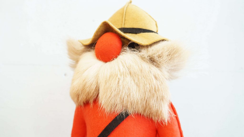 ビンテージ、ノラ・ウィリングス カナダ警察の赤い制服の布製人形 35cm TE-RI PRODUCTS POLICE DOLL made in CANADA / カナダ製 トロント森林