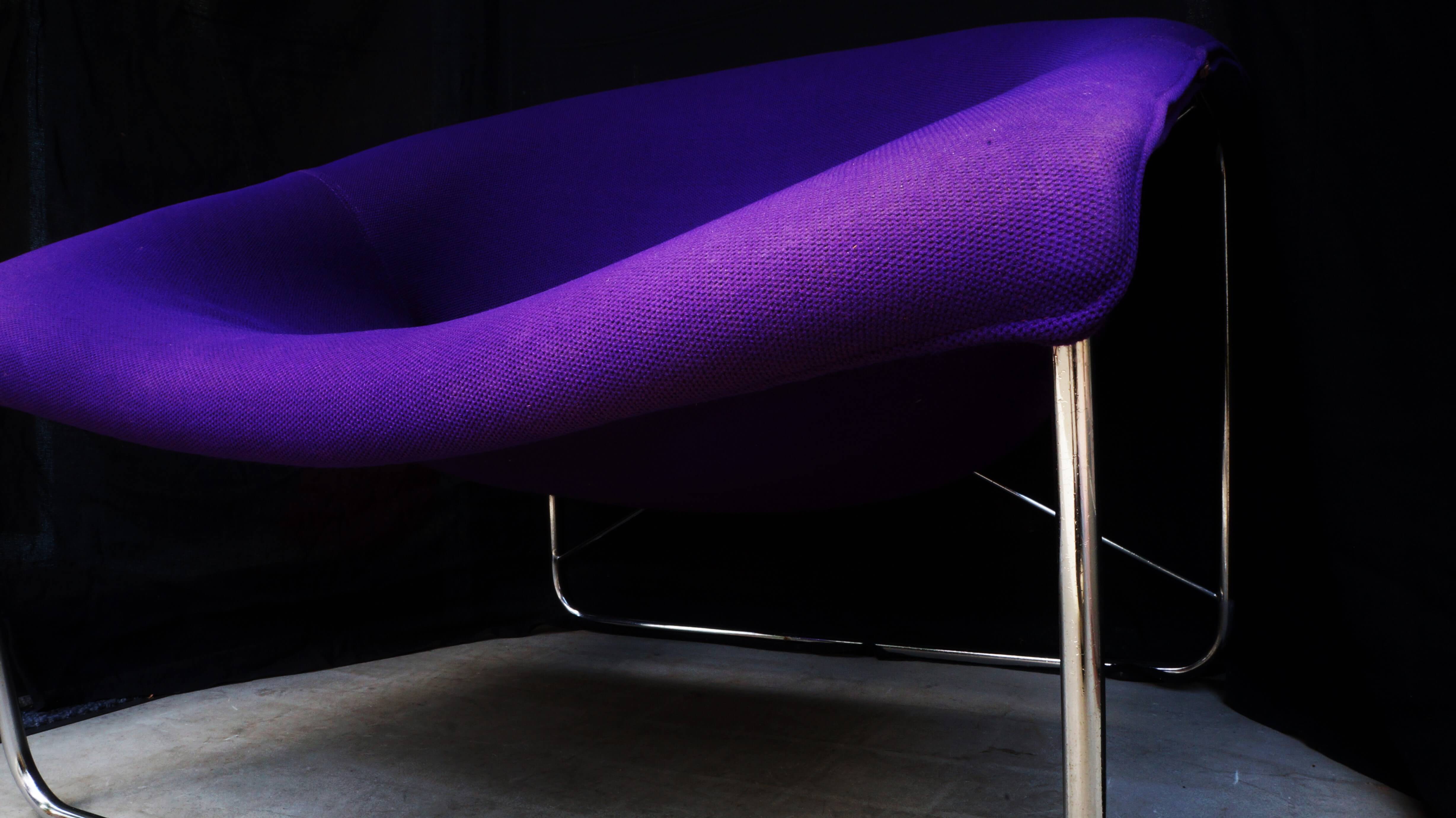 フランス人デザイナー、オリヴィエ・ムルグが1960年代に発表したキュービックチェア。1970年代、フランスで一世を風靡した高級家具ブランド、エアボーン社から発売されました。オリヴィエ・ムルグといえば、スタンリー・キューブリック監督の映画『2001年宇宙の旅』（1968年）に 登場するとても印象的な真っ赤な椅子「Djinn Chair/ジンチェア」でおなじみのデザイナー。インテリアデザインだけでなく、さまざまな分野で活動しており、 60年代にはエアボーン社のデザイナーとして活躍しました。また、ボビーワゴンで知られるデザイナー、ジョエ・コロンボやデンマーク生まれのミッドセンチュリーを代表するデザイナー、ヴェルナー・パントンらと共に、前衛的なインテリアデザイン・プロジェクト「Visiona」（1968～1974年）に参加したことでも知られています。こちらのキュービックチェアは、1968年に「AID International Design Award」を受賞しましたが、実はオリヴィエ・ムルグの作品としてはあまり知られていない、幻の椅子といわれています。スチールのフレームとファブリックのシートという異素材を組み合わせたデザイン。一体成形の有機的なフォルムがミッドセンチュリーやスペースエイジらしい雰囲気を醸し出しています。インパクトのあるルックスで、お部屋の主役になるような芸術的なプロダクトではありますが、腰かけてみると体全体が包み込まれるような、快適な座り心地。ぜひ、インテリアとしても快適なラウンジチェアとしてもお使い頂きたい一脚です。ヴィンテージでしか出会えない、貴重なチェアをぜひいかがでしょうか♪～【東京都杉並区阿佐ヶ谷北アンティークショップ 古一/ZACK高円寺店】　古一/ふるいちでは出張無料買取も行っております。杉並区周辺はもちろん、世田谷区・目黒区・武蔵野市・新宿区等の東京近郊のお見積もりも！ビンテージ家具・インテリア雑貨・ランプ・USED品・ リサイクルなら古一/フルイチへ～