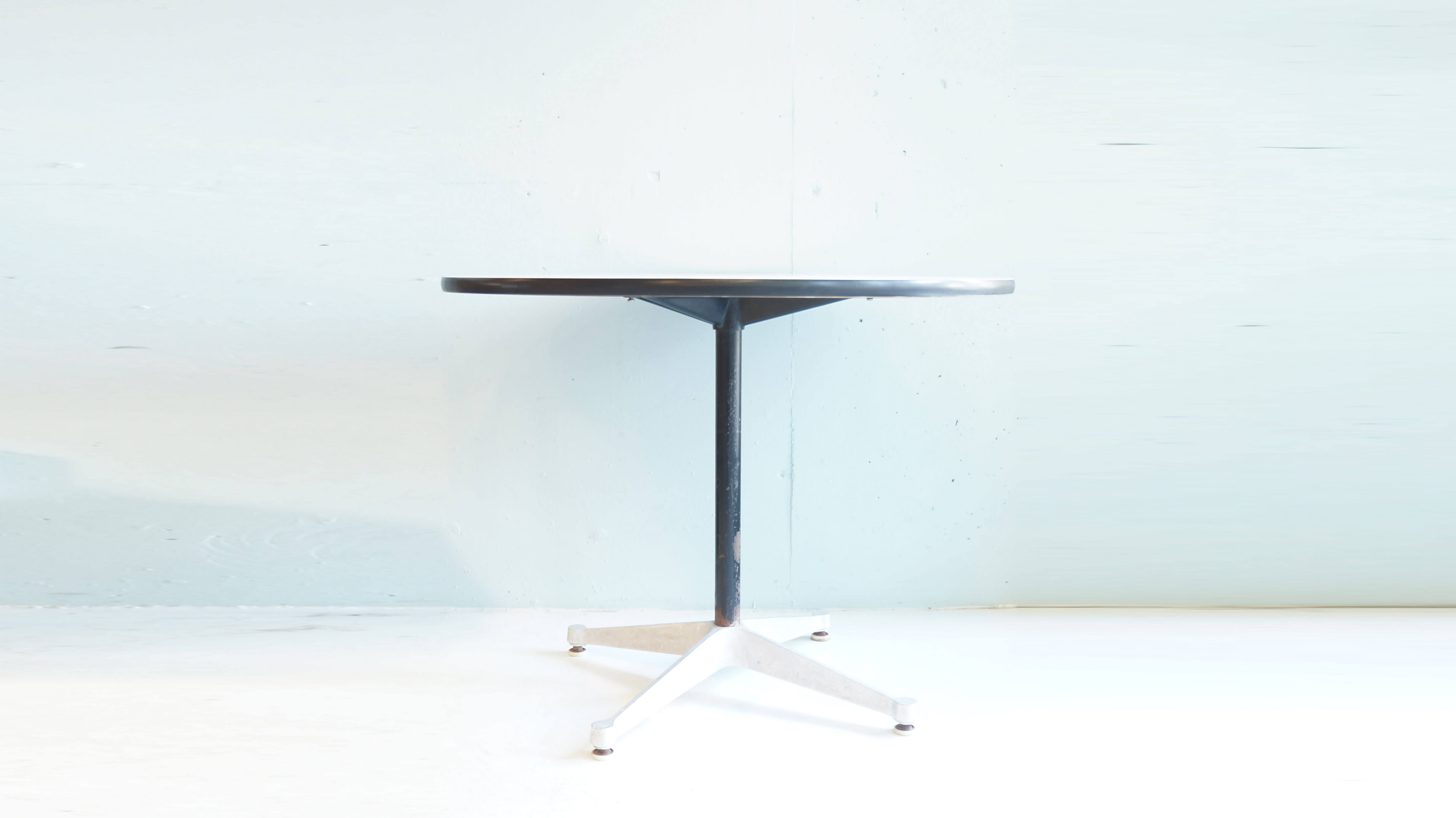 Herman Miller Eames Round Table with Contract base / ハーマンミラー イームズテーブル コントラクトベース