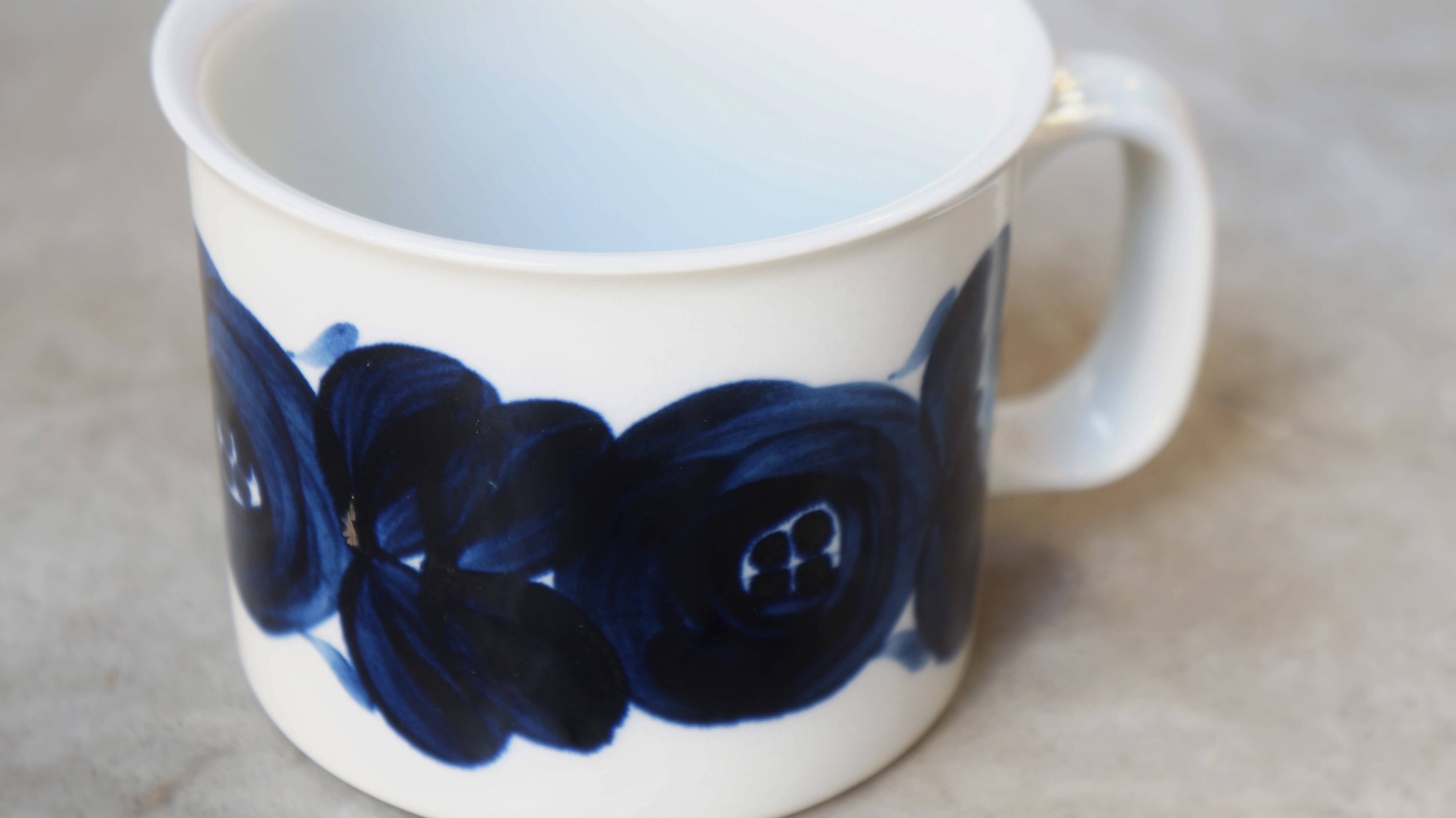 アラビアを代表するデザイナーのひとり、ウラ・プロコッペが手掛けた"アネモネ"シリーズ。 ハンドペイントで大胆に描かれたアネモネの花が目を引く大人気シリーズです。 全て職人さんの手で絵付けされているので、ひとつひとつ色の濃さや花の形などが異なります。 深い藍色が和食器とも相性が良いというのも人気の理由のひとつです。 こちらはちょっと珍しい大容量サイズのマグカップ。 お仕事やお勉強、読書のお供にはたっぷりと注げるのがうれしいですね。 コーヒーや紅茶だけでなく、これであたたかいスープを飲むのもおすすめです。 "アネモネ"は1964～1974年に生産され、その後1980年代に復刻されました。 こちらのマグカップのように、裏の手書きのサインが入っているものは 1964～1974年に生産されたオリジナルです。 窯の中にボウルが入っている"オーブン対応マーク"もかわいいです。 市場ではなかなか出回らない大きなサイズのマグカップ。 お探しの方はぜひいかがでしょうか♪ ～【東京都杉並区阿佐ヶ谷北アンティークショップ 古一/ZACK高円寺店】　古一/ふるいちでは出張無料買取も行っております。杉並区周辺はもちろん、世田谷区・目黒区・武蔵野市・新宿区等の東京近郊のお見積もりも！ビンテージ家具・インテリア雑貨・ランプ・USED品・ リサイクルなら古一/フルイチへ～