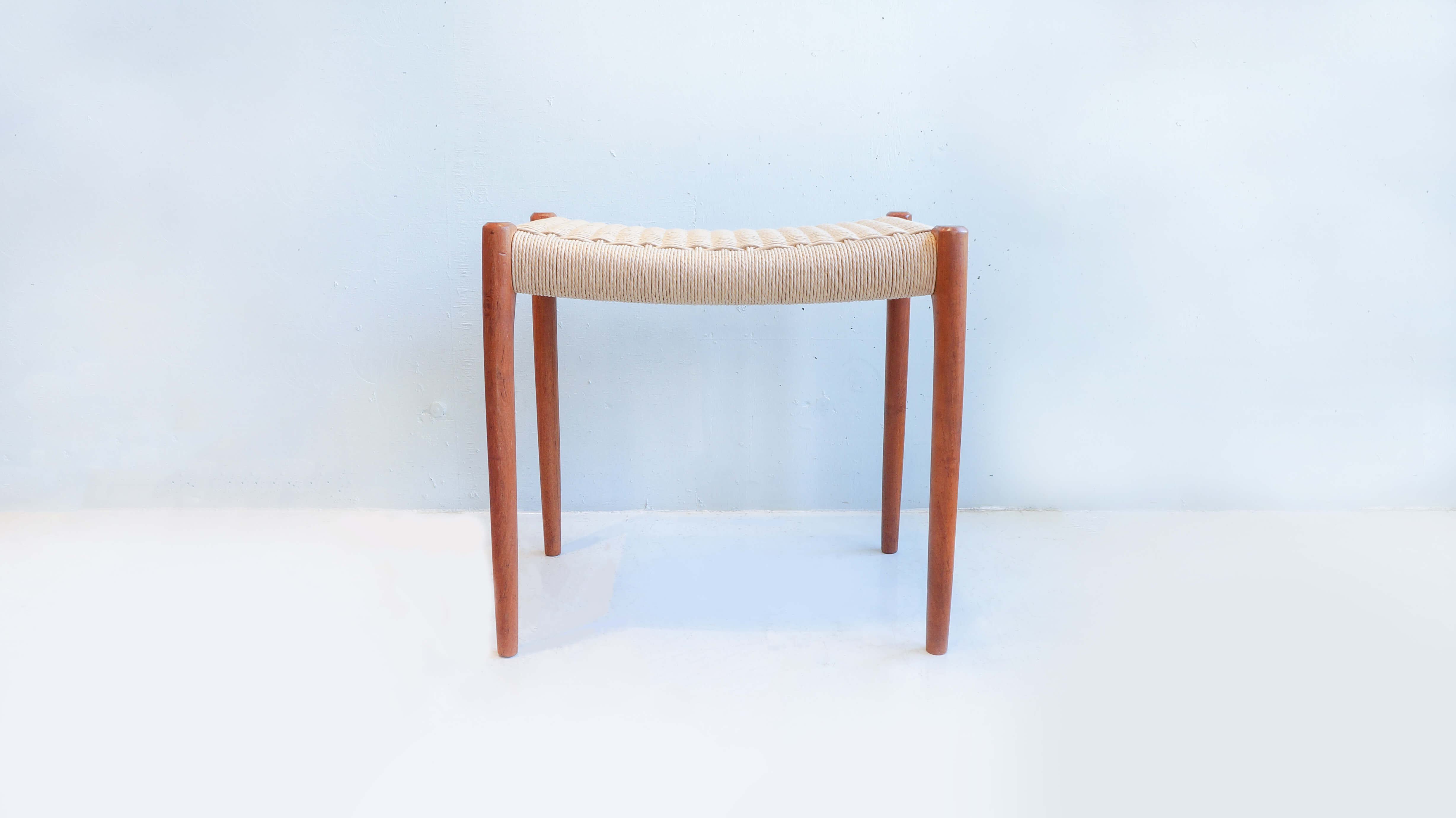 J.L MOLLER STOOL No.80A// スツール モラー デンマーク製 椅子 チェア中古,J.L. Moller,jlモラー,スツール,椅子,STOOL ,チーク材,ニールス・O・モラー,No.80A,デンマーク,椅子,JLMoller ,scandinaviandesign, scandinavian, danishstyle,danish ,mid-century, midcenturymodern,midcenturymoderN,Alvar Aalto,Alvar Aalto Collection,Aalto,finland,Scandinavia,flower vase,clear,interior,北欧 デンマーク ペーパーコード スツール 椅子 JL Mollers Model No.80A Niels.O.Moller上品なアーチと、しなやかなテーパードレッグが美しいこちらのスツールは、玄関先やドレッサーの椅子、ダイニングチェアとしても利用でき、デンマークでもそのような用途で使用されています。凛としたシンプルなデザインは、お部屋に馴染みやすく、世代を超えて今もなお、世界中で愛されています。座面の張り地は新品の物に張り替え済みで、デンマーク製ペーパーコードを使用ーパーコードは複雑な編み込み技術による美しさが際立つ為、 北欧家具の中ではよく目にする素材で、座り心地は利用するほどに馴染みができ、通気性、軽量性などの面でも実用的な素材で=============================================== 1944年、ニールス・O・モラーによって誕生したのデンマーク屈指の家具メーカー「J.L.Møllers（J.L.モラー）」デザイナーでありながら家具職人でもある、ニールス・O・モラーの手によって生み出される家具は、北欧家具らしい上品なアーチを活かしたデザインと、美しい接合技術をもって作り上げられた、スカンジナビアン家具の「美しい結晶」ともいえる名品ばかりです。 中でも豊富なコレクションを誇る「ダイニングチェア」は、どの商品も優雅でしっとりと体に馴染み、何世代先まで使える丈夫な作りで時代を超えて人気を博しています。モデル80」はデンマークの家庭で、玄関や化粧台のスツールとしてよく使用されています。どこにでも良く馴染むシンプルなデザインは、世代を超えて世界中で愛用されているオットマンです。また座面の張り地をペーパーコード、革と様々なバリエーションからお選び頂くことが出来ます。身体に合わせて優しくしなるペーパーコードで柔らかな印象に、使えば使うほど味の出るレザーで高級感を演出することができます。1944年、家具職人でありデザイナーのニールス・O・ムラーによって作られた、デンマーク、および北欧を代表する家具ブランド。ダイニングチェアのブランドとして名高く、豊富なラインナップのほとんどが滑らかで繊細なカーブラインを持つ。多くの製品に見られる先端に向かって細くなる脚が、美しく印象的だ。その芸術的フォルムは、厳正な素材選びと高い製造技術によって実現されるが、世界中に送り出す生産体制となった今でも最後の仕上げは職人が必ず手で行うという。北欧テイストが人気を博して久しいが、”本物の北欧の椅子”に触れるなら、外せないブランドと言えるだろう。1944年、ニールス・O・モラーによって誕生したのデンマーク屈指の家具メーカー「J.L.Møllers（J.L.モラー）」デザイナーでありながら家具職人でもある、ニールス・O・モラーの手によって生み出される家具は、北欧家具らしい上品なアーチを活かしたデザインと、美しい接合技術をもって作り上げられた、スカンジナビアン家具の「美しい結晶」ともいえる名品ばかりです。 中でも豊富なコレクションを誇る「ダイニングチェア」は、どの商品も優雅でしっとりと体に馴染み、何世代先まで使える丈夫な作りで時代を超えて人気を博しています。Northern Europe Denmark Paper cord stools Chair JL Mollers Model No. 80A Niels.O.Moller This stool with its elegant arch and supple tapered legs is beautiful You can use it as a front door, a dresser's chair, a dining chair, even in Denmark It is used in such applications. The dignified simple design is familiar to the room, beyond generations, still being loved all over the world. The seating surface tensioning area has been replaced with a new one, Denmark made paper cord is used - Because the beauty by Complex knitting technique stands out for Pachode, In Scandinavian furniture, it is a material that you often see, you can get familiar enough to use comfortable to sit, practical material in terms of breathability, light weight, etc. ============= =========================================== In 1944, the furniture created by Niels · O · Moller's hand, which was born by Niels · O · Moller, one of the leading furniture manufacturers in Denmark "JL Møllers (JL Moller)" but also a furniture craftworker, is Scandinavian It is a masterpiece that can be said to be a "beautiful crystal" of Scandinavian furniture, which was made with a design that made use of an elegant arch and beautiful bonding technology. Among them, the "Dining Chair" boasts an abundant collection, every product is elegant and familiar to the body, making it popular over the ages with a tough construction that can be used up to generations. Model 80 "is a family in Denmark and is often used as a stool for entrance and vanity. A simple design familiar everywhere is an ottoman that is widely used around the world for generations. In addition, you can choose from paper code, leather and various variations of the seat of the seat. To the soft impression with a paper cord gentle and tailored to the body, you can produce a luxurious feeling with leather that tastes better as you use it. In 1944, furniture craftsmen and furniture brands representing Denmark and Northern Europe, made by designer Niels · O · Muller. It is famous as a dining chair brand and most of its abundant lineup has a smooth and delicate curve line. It is beautiful and impressive legs that are thinner towards the tip found in many products. The artistic form is realized by rigorous material selection and high manufacturing technology, but even though it has become a production system to send it to all over the world, even the craftsman will always do it by hand. Northern Europe taste has been popular for a long time, but if you touch the "real Northern European chair" it can be said that it can not be removed. In 1944, the furniture created by Niels · O · Moller's hand, which was born by Niels · O · Moller, one of the leading furniture manufacturers in Denmark "JL Møllers (JL Moller)" but also a furniture craftworker, is Scandinavian It is a masterpiece that can be said to be a "beautiful crystal" of Scandinavian furniture, which was made with a design that made use of an elegant arch and beautiful bonding technology. Among them, the "Dining Chair" boasts an abundant collection, every product is elegant and familiar to the body, making it popular over the ages with a tough construction that can be used up to generations.～【東京都杉並区阿佐ヶ谷北アンティークショップ 古一/ZACK高円寺店】　古一/ふるいちでは出張無料買取も行っております。杉並区周辺はもちろん、世田谷区・目黒区・武蔵野市・新宿区等の東京近郊のお見積もりも！ビンテージ家具・インテリア雑貨・ランプ・USED品