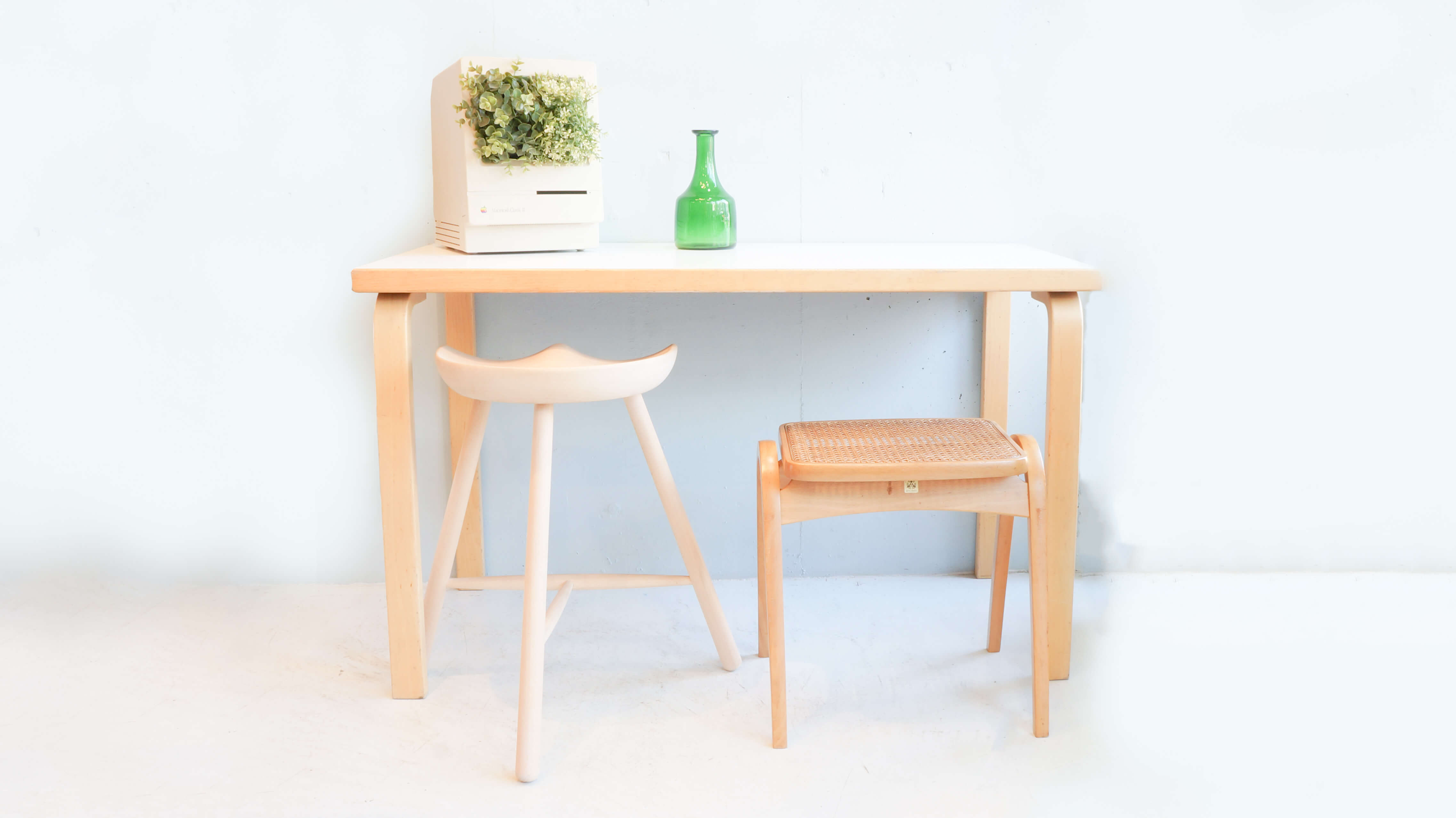 素材の温もりとオーガニックでシンプルなデザインの名作テーブルでこちらのテーブルをデザインしたAlvar Aalto（アルヴァ・アアルト）は、家具デザインだけではなく数々の名建築を生み出し、北欧モダンデザインの思想を構築した一人でもあります。アルテック定番のロングセラースツール６０と「アアルトレッグ」と呼ばれる特徴的な脚部は、ムクのバーチ材を曲げるための工夫とシンプルな接合、 余計な金具を使わない特殊な加工技術で成形されており、特許も取られています。バーチは日本語で樺（カバ）フィンランド産の樺材に代表されるように北欧家具で使用されることが多い木材で、近年は温暖化の影響で良質のバーチが採れにくくなってしまっている木材でもあります。温かくすっきりとしたフォルムとサイズ感は、デスクやダイニングとしても利用できるかと思います。特許を取ったＬ字型の脚は、ムクのバーチ材を曲げるための工夫と、座面とのシンプルな接合で、永年のロングセラーとなっています。近年温暖化の影響で、良質のバーチが採れにくく、環境保護の為、裏面などの見えにくい部分には節や傷のような箇所がある場合がございます。ご使用頂く際には問題ございませんが予めご了承ください。バーチは日本語で樺（カバ）。フィンランド産の樺材に代表されるように北欧家具で使用されることが多い木材です。見た目と性質がサクラと似ているため、日本語ではカバザクラやサクラとも呼ばれ、サクラの代用として使われることもあります。材質は硬く、均等で緻密な木肌を持ち、反りなどの狂いが少ないのが特徴です。水に強く、粘りや強度もあるため床材や家具材として使用されることが多いです。「アアルトレッグ」と呼ばれる特徴的な脚部アアルトがデザインした家具の特徴は、木を曲げる独特な手法にあります。通称「アアルトレッグ」と呼ばれる柔らかな曲線を描く脚部は、余計な金具を使わない特殊な加工技術で成形しています。このL字型の脚部を天板にネジ止めしただけのシンプル構造で、素材感を活かした温かく柔らかなフォムを実現しています。素材の温もりを感じるオーガニックなデザインテーブルの名作です。W1200×D600×H720mmAlvar Aalto (Alvar Aalto) who designed this table with a warmth of materials and a masterpiece of an organic and simple design produced not only furniture design but also numerous name constructions, even one who built the thought of Northern European design Yes. The characteristic legs called Altech's classic long-selling stool 60 and "AALT LEGG" are the ingenuity and simple joining for bending Muku's birch material, It is molded by special processing technology that does not use extra metal fittings, and patent is also taken. Birch is Japanese wild birch (Hippo) Wood used in Scandinavian furniture as typified by Finland birch wood, and in recent years it has become difficult to obtain high quality birch due to global warming effect It is also wood. I think whether you can use it as a desk or dining, feeling warm and refreshing form and size. The patented L-shaped leg is a long seller of many years, with a device for bending the bamboo material of Muku and a simple joining with the seat. In recent years due to global warming, good quality birch is difficult to collect, for the protection of the environment, there are cases where there are places like knots and scratches on the back side etc. difficult to see. There is no problem when you use it, but please be forewarned. Birch is Japanese in birch (Hippo). It is wood that is often used in Scandinavian furniture as typified by Finland birch wood. Because its appearance and character are similar to cherry, it is also called Kabazakura or cherry in Japanese and sometimes used as a substitute for cherry. The material is hard, has even and dense wooden skin, and features distortion such as warping is small. It is strong in water, it is often used as a flooring material and furniture material because it has stickiness and strength. The characteristic of the furniture designed by the characteristic leg Aaru tort called "AALT LEG" is in a unique way to bend the tree. The leg which draws a soft curve called "AALT LEGG" is formed by a special processing technology which does not use extra metal fittings. It is a simple structure merely screwed this L-shaped leg to the top board, realizing a warm and soft foam making use of the texture of the material. It is a masterpiece of an organic design table which feels warmth of the material. ～【東京都杉並区阿佐ヶ谷北アンティークショップ 古一/ZACK高円寺店】　古一/ふるいちでは出張無料買取も行っております。杉並区周辺はもちろん、世田谷区・目黒区・武蔵野市・新宿区等の東京近郊のお見積もりも！ビンテージ家具・インテリア雑貨・ランプ・USED品・ リサイクルなら古一/フルイチへ～artek/アルテック テーブル 机 TABLE 80A Alvar Aalto/アルヴァ アアルト ホワイト。通称「アアルトレッグ」と呼ばれる柔らかな曲線を描く脚部は、余計な金具を使わない特殊な加工技術で成形しています。このL字型の脚部を天板にネジ止めしただけのシンプル構造で、素材感を活かした温かく柔らかなフォムを実現しています。素材の温もりを感じるオーガニックなデザインテーブルの名作です。W1200×D600×H720mmAlvar Aalto (Alvar Aalto) who designed this table with a warmth of materials and a masterpiece of an organic and simple design produced not only furniture design but also numerous name constructions, even one who built the thought of Northern European design Yes. The characteristic legs called Altech's classic long-selling stool 60 and "AALT LEGG" are the ingenuity and simple joining for bending Muku's birch material, It is molded by special processing technology that does not use extra metal fittings, and patent is also taken. Birch is Japanese wild birch (Hippo) Wood used in Scandinavian furniture as typified by Finland birch wood, and in recent years it has become difficult to obtain high quality birch due to global warming effect It is also wood. I think whether you can use it as a desk or dining, feeling warm and refreshing form and size. The patented L-shaped leg is a long seller of many years, with a device for bending the bamboo material of Muku and a simple joining with the seat. In recent years due to global warming, good quality birch is difficult to collect, for the protection of the environment, there are cases where there are places like knots and scratches on the back side etc. difficult to see. There is no problem when you use it, but please be forewarned. Birch is Japanese in birch (Hippo). It is wood that is often used in Scandinavian furniture as typified by Finland birch wood. Because its appearance and character are similar to cherry, it is also called Kabazakura or cherry in Japanese and sometimes used as a substitute for cherry. The material is hard, has even and dense wooden skin, and features distortion such as warping is small. It is strong in water, it is often used as a flooring material and furniture material because it has stickiness and strength. The characteristic of the furniture designed by the characteristic leg Aaru tort called "AALT LEG" is in a unique way to bend the tree. The leg which draws a soft curve called "AALT LEGG" is formed by a special processing technology which does not use extra metal fittings. It is a simple structure merely screwed this L-shaped leg to the top board, realizing a warm and soft foam making use of the texture of the material. It is a masterpiece of an organic design table which feels warmth of the material. ～【東京都杉並区阿佐ヶ谷北アンティークショップ 古一/ZACK高円寺店】　古一/ふるいちでは出張無料買取も行っております。杉並区周辺はもちろん、世田谷区・目黒区・武蔵野市・新宿区等の東京近郊のお見積もりも！ビンテージ家具・インテリア雑貨・ランプ・USED品・ リサイクルなら古一/フルイチへ～