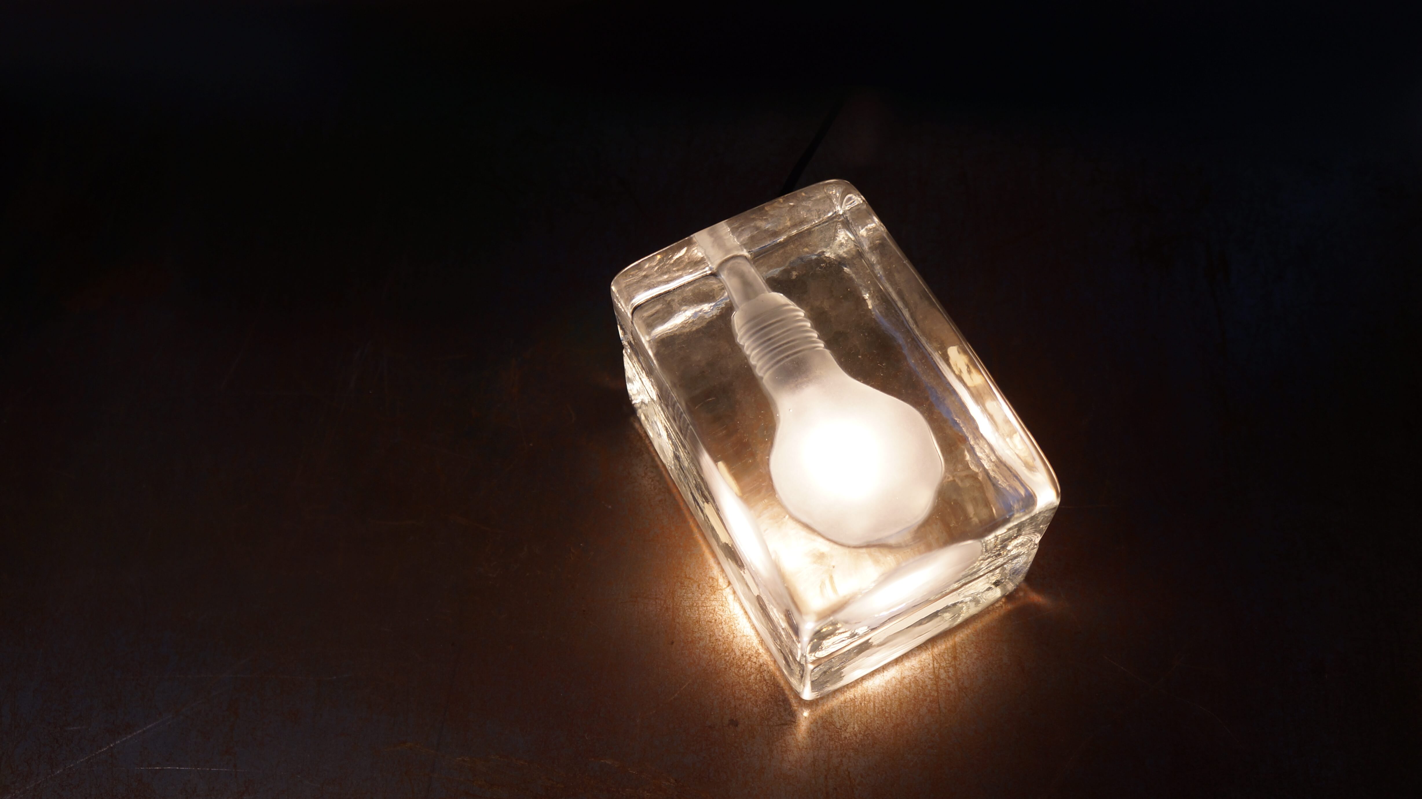 DESIGN HOUSE BLOCK LAMP MINI designed by Harri Koskinen/ デザインハウス ブロックランプ ミニ ハッリ・コスキネン デザイン 【商品説明】 氷の中に閉じこめられた電球が氷を溶かしてしまいそうに見えるランプ。 フィンランドのデザイナー、ハッリ・コスキネンが学生時代に発表したブロックランプは、 デザインハウス・ストックホルム社の目に止まり、彼の才能に光を与えました。 北欧・ヨーロッパ諸国をはじめ、アメリカでもベストセラーとなり、 MoMAのデザイン・コレクションに収められています。 工業用のガラス製ブロックからインスピレーションを得たユニークな形から、 ソフトな明かりが広がります。 お部屋の演出に是非いかがでしょうか。 DESIGN HOUSE Stockholm/デザイン ハウス ストックホルム 1992年、スウェーデン・ストックホルムに設立されたデザインハウスストックホルム社は、 北欧出身の有名デザイナーや建築家達からのアイディアを選りすぐり、コレクションを発表しつづけています。 ベストセラー商品も多数生み出し、まさに北欧デザインブームを巻き起こしたブランドのひとつといっても過言ではありません。 洗練された機能と永遠の美しさを併せ持ったクオリティの高い商品を生産し続けています。 Harri・Koskinen/ハッリ・コネスキン 1970年にフィンランドで生まれ、ラティ・デザイン学校を経て、 ヘルシンキ美術デザイン大学を卒業し。 学生時代からフリーデザイナーとしてiittala（イッタラ）等と仕事をし、 その才能を発揮しており国際的に注目を集めます。 最も有名な作品のひとつとして、1996 年にデザインされたブロック・ランプ。 1998年ミラノ・サローネで発表され、デザインハウス・ストックホルムが製品化したこのランプは 、MoMA の永久コレクションに加えられ、また数々の国際的アワードを受賞しました。 他にも、イッセイミヤケのためにデザインした「VAKIO」腕時計シリーズも有名です。 現在まで東京、ベルリン、ヘルシンキやモスクワなど世界中の様々な国で個展を開いており 、クライアントもアルテック、ワールドワイド、ジェネレック、イッタラ、ウッドノーツ、 マルニ、イッセイミヤケ、無印良品、パナソニック、セイコー、カッシーナ、モンティナ、 ヴェニーニ、オールーチェ、アスプルンド、ヴェニーニ、デザインハウス・ストックホルム、 スワロフスキーなどグローバル規模の一流企業が名を連ねています。 ～【東京都杉並区阿佐ヶ谷北アンティークショップ 古一/ZACK高円寺店】　古一/ふるいちでは出張無料買取も行っております。杉並区周辺はもちろん、世田谷区・目黒区・武蔵野市・新宿区等の東京近郊のお見積もりも！ビンテージ家具・インテリア雑貨・ランプ・USED品・ リサイクルなら古一/フルイチへ～