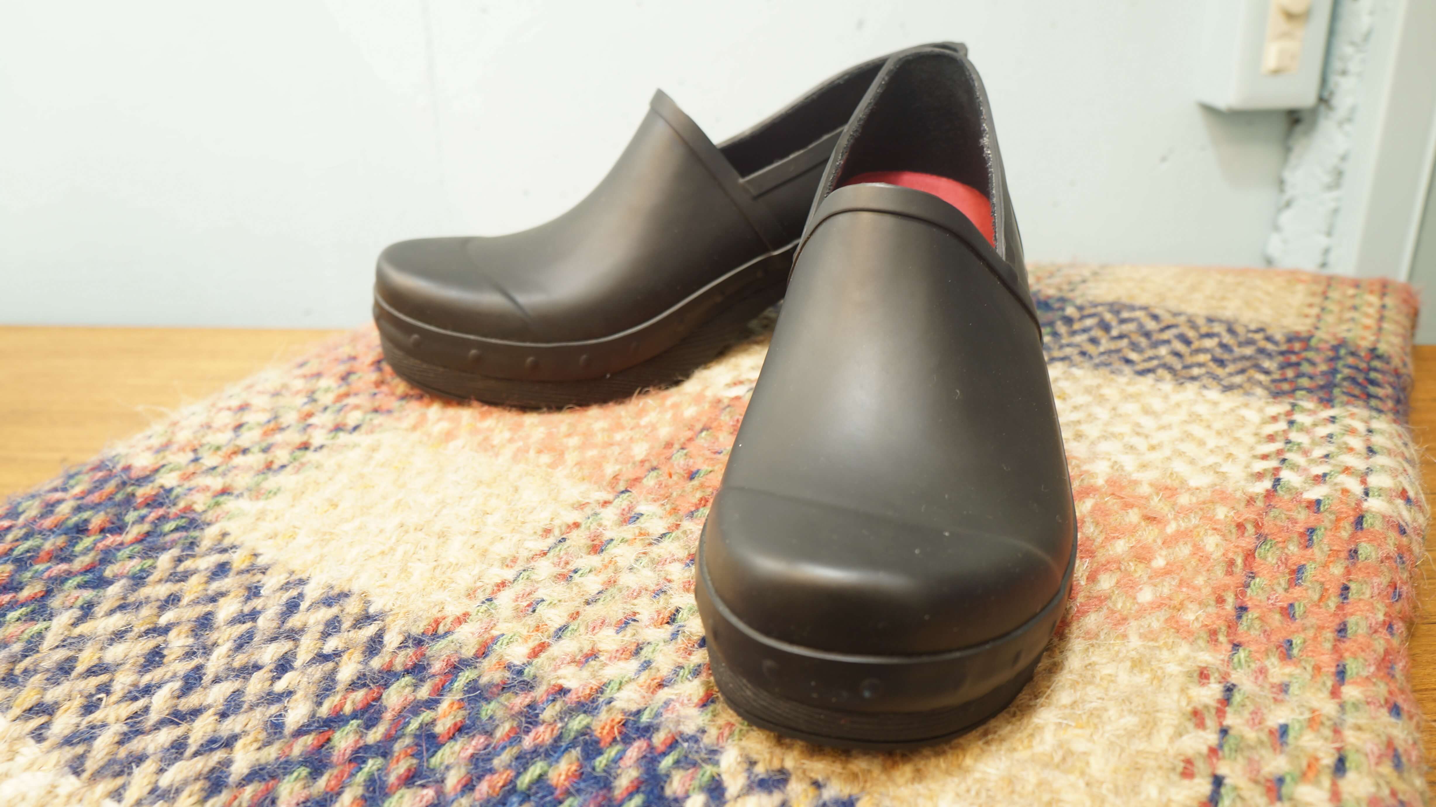 1990年にアメリカのペンシルバニア州で生まれた、 コンフォートシューズブランド「DANSKO/ダンスコ」。 創業者がデンマークの小さな靴屋でみつけたシンプルなデザインのクロッグスに惚れ込み、 アメリカで販売をしてみようと20年間、改良に取り組んだ後、Dansko, LLC. を設立しました。 「DANSKO」とは「デンマークの靴」という意味です。 丸みを帯びたフォルムが可愛いダンスコのシューズはおしゃれなだけでなく、 圧倒的な履きやすさと疲れにくいデザインで人気を集めています。 こちらは定番のクロッグシューズの形をそのままに、全面に防水加工が施されている レインブーツ"リチェル"。 一見レザーと見間違いそうですが、丈夫なバルカナイズ(加硫)製法の ウォータープルーフラバーを使用しています。 汚れがついても水洗いできるので、雨の日以外でもアウトドアなどにもおすすめです。 濡れてしまっても、インソールは取り外して乾かすことができます。 また、アッパーとソールのつなぎ目にはスタッズを、ソールには木目を再現するという おしゃれポイントも見逃せません。 丸みのあるつま先がチャームポイントのダンスコのシューズは 程よいホールド感と厚めのソールで、足に負担がかかりにくく、 安定性のある履き心地です。 また、ソールに使用されているモールドラバーは、衝撃を吸収し、 弾力性、 耐摩耗性にも優れています。 憂鬱な雨の日にも、ダンスコのレインシューズがあればちょっぴり楽しい気分になるかも。 雨でもおしゃれを楽しみませんか♪ ～【東京都杉並区阿佐ヶ谷北アンティークショップ 古一/ZACK高円寺店】　古一/ふるいちでは出張無料買取も行っております。杉並区周辺はもちろん、世田谷区・目黒区・武蔵野市・新宿区等の東京近郊のお見積もりも！ビンテージ家具・インテリア雑貨・ランプ・USED品・ リサイクルなら古一/フルイチへ～