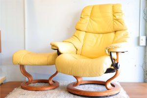 Ekornes Stressless Chair RENO /エコーネス ストレスレス チェア レノ 誕生から45年、世界50ヶ国以上、800万台以上を販売している ノルウェーのエコーネス社のストレスレスチェア。 背もたれに体重をかけると自然とリクライニングし、 身体を起こすと同時に背もたれが起き上がります。 座椅子は360度回転することができます。 また、座面両サイドにある回転ノブによって、リクライニングの角度を変更でき、お好みのポジションで固定できます。 やわかな材質なので身体をあずけると自然にフィットし、 まさに包み込まれるような座り心地を提供してくれます。 ヘッドレストの高さを変えることができるので、 どなたとでも共有してお使いいただけます。 いつもの癒しの時間を、こころが満ち足りる上質な時間に。 誰でもホッと息を抜く時間があると思います。音楽を聴いたり、 読書をしたり、またコーヒーやお茶を愉しみ穏やかに過ごす時間。 ささやかながらも大切にしたいそんな時間を、 このストレスレスチェアでより素敵な時間に彩りませんか？ オットマンが付属しておりますので、脚を伸ばしてもおくつろぎいただけます。 ぜひ、包み込まれるような座り心地で、優雅な癒しの時間をお過ごしください。～【東京都杉並区阿佐ヶ谷北アンティークショップ 古一/ZACK高円寺店】　古一/ふるいちでは出張無料買取も行っております。杉並区周辺はもちろん、世田谷区・目黒区・武蔵野市・新宿区等の東京近郊のお見積もりも！ビンテージ家具・インテリア雑貨・ランプ・USED品・ リサイクルなら古一/フルイチへ～