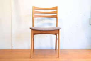 ダイニングチェア Faldsled & Mobelfabrik Dining Chair Made in Denmark 北欧家具/ デンマーク製 北欧家具 デンマークの家具メーカーFaldsled & Mobelfabrik社>のダイニングチェア1960年代の物と思われ、背もたれには、チーク材その他のフレームの部分には、ブナ材を使用しています。背もたれには適度な角度があり、もたれかかった時に心地よいホールド感を感じられます。座面は幅が広くゆったりとご使用いただけるチェアです。シンプルなデザインですが、Faldsled & Mobelfabrik社のこだわりを感じさせる一脚です。北欧モダン、和スタイルにも相性の良いフォルムです。座面は柔らかな生地感のファブリックに張り替えております。【東京都杉並区阿佐ヶ谷北アンティークショップ 古一】　古一/ふるいちでは出張無料買取も行っております。杉並区周辺はもちろん、世田谷区・目黒区・武蔵野市・新宿区等の東京近郊のお見積もりも！ビンテージ家具・インテリア雑貨・ランプ・USED品・ リサイクルなら古一/フルイチへ～