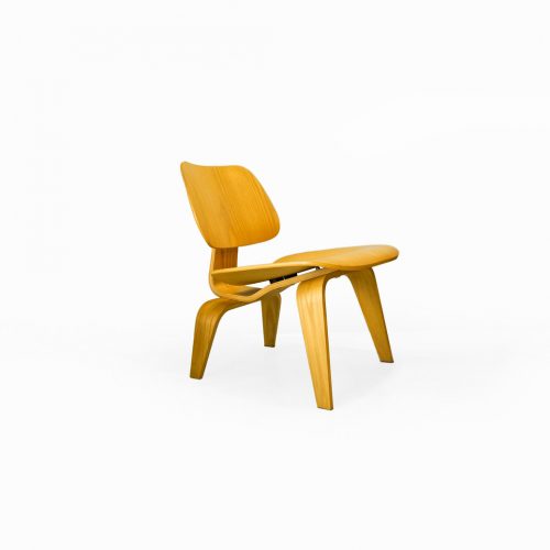 米タイム誌が「20世紀最高のデザイン」に選んだ椅子、イームズプライウッドチェア。 このチェアが誕生したのは、今から遡ること約70年前の1946年。 当時はまだ建築用の資材として使われていたプライウッドをイームズ夫妻は家具に応用させて、手頃で高品質、そして大量生産ができるチェアを作り上げました。 "ラウンジチェアウッドレッグ(Lounge Chair Woodleg)"の頭文字を取った名前のチェア、LCW。 ゆったりと座れるように座面は低く、また、座面と背板が広く設計されています。 身体にフィットさせるように成型された、絶妙な曲線を描くフレーム。 5枚のプライウッドで構成されており、それぞれがゴム製のショックマウントを挟んで組み立てられています。 そのため、プライウッドの特有のしなりに加えて適度な弾力性が生まれ、座り心地をアップさせています。 いつまでも色褪せることのない、モダンデザインのアイコンのひとつです。 背板に傷がございます。 細かな擦れや塗装の剥がれなどがございますが、大きなダメージのない比較的良好なコンディションです。 現行では販売されていない、ライトアッシュ仕様となっています。 クッションがなくても快適な座り心地のチェアとして初めて試みたのが、このイームズプライウッドチェアです。 「優雅で、軽やかで、快適」「これを超えるチェアはない」とまで評されたチェア。 歴史的な名作チェアに腰掛けて、ゆったりとしたくつろぎの時間を過ごしてみませんか♪ ～[有名、無名の枠にとらわれず、作りやデザインで物を選ぶならFURUICHIへ]東京都杉並区阿佐ヶ谷北 アンティークショップ 古一 北欧ヴィンテージや. ジャパンヴィンテージ. 人気のブランド家具. 食器や雑貨も取り扱い. モデル: 北欧家具、ビンテージ家具、ヴィンテージインテリア ビンテージ家具・インテリア雑貨・ランプ・USED品・ リサイクルならフルイチへ～