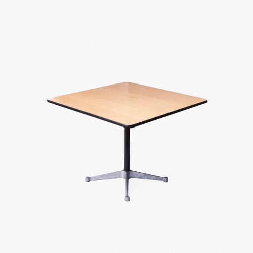 必要最低限のパーツだけでデザインされた、美しく実にシンプルなテーブル。 1958年にチャールズ＆レイ・イームズ夫妻によって発表されました。 コントラクトベースと呼ばれるベースは一本の支柱の先から四本の脚が広がったデザイン。 テーブルだけでなく、シェルチェアのベースとしても使われています。 会議用のテーブルとして、作業テーブルとして、もちろんダイニングテーブルとしても、様々な用途に合わせてお使いいただけます。 オーク天板を使ったスクエアテーブルはヴィンテージの中でも珍しいアイテムです。 天板に傷がございます。ベースに塗装の剥げ、錆びがございます。 ヴィンテージ品のため、経年や使用に伴う細かな傷や擦れがございますが、大きなダメージはございません。 現行ではホワイトとブラックのメラミントップ天板のものが販売されていますが、こちらはちょっと珍しいオーク天板。 クールでモダンな雰囲気の中に木のあたたかみがプラスされて、ダイニング用としてご家庭にも取り入れやすいテーブルです。 イームズデザインのシェルチェアとの相性は言うまでもなくばっちり！ ～[有名、無名の枠にとらわれず、作りやデザインで物を選ぶならFURUICHIへ]東京都杉並区阿佐ヶ谷北 アンティークショップ 古一 北欧ヴィンテージや. ジャパンヴィンテージ. 人気のブランド家具. 食器や雑貨も取り扱い. 中古・北欧家具・ビンテージ家具・ヴィンテージインテリア・ランプ・USED品・リサイクル・オンラインショップ・ネット通販ならフルイチへ～