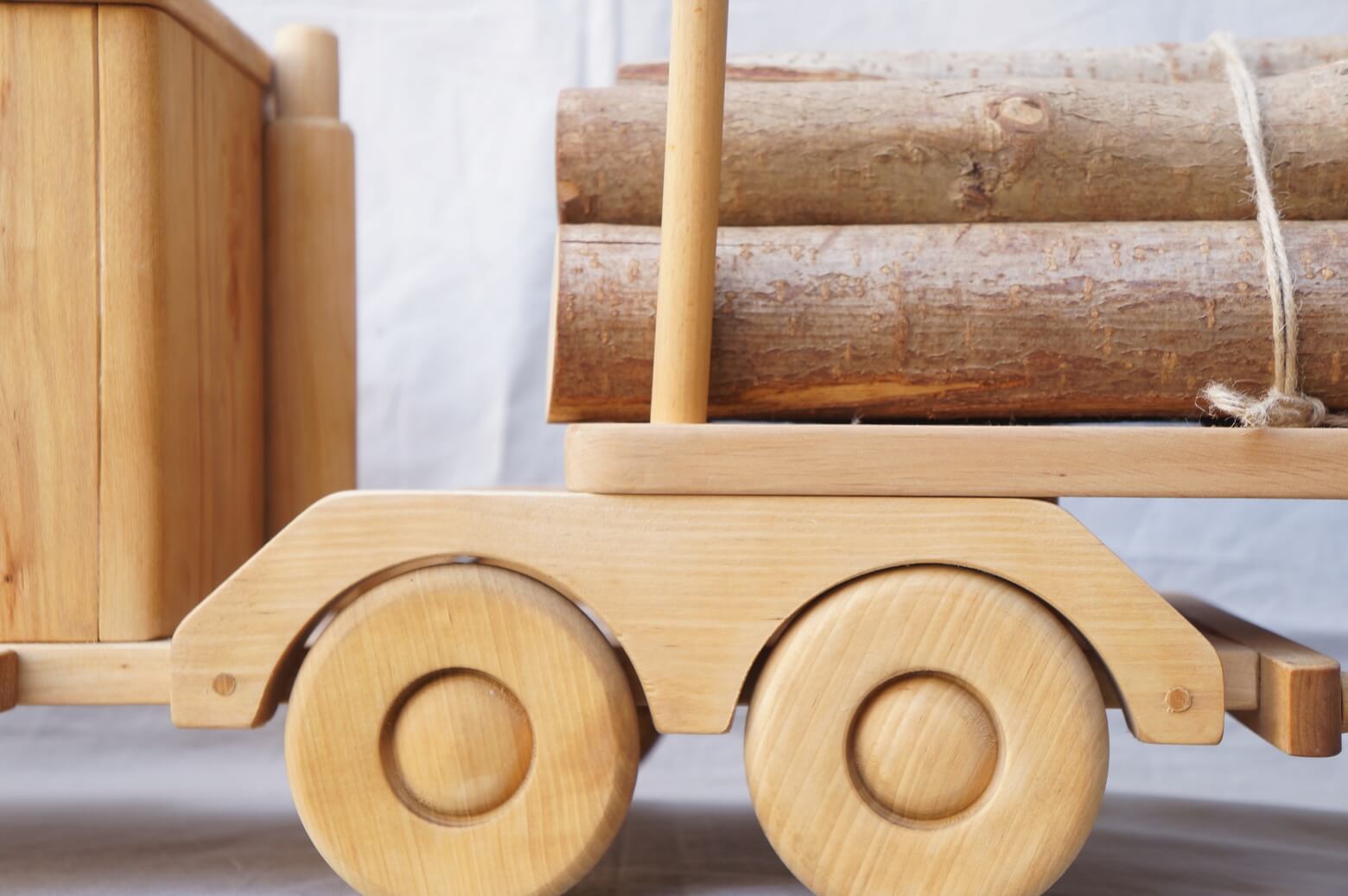 Scandinavian Wooden Toy Tractor/北欧 木のおもちゃ トラクター