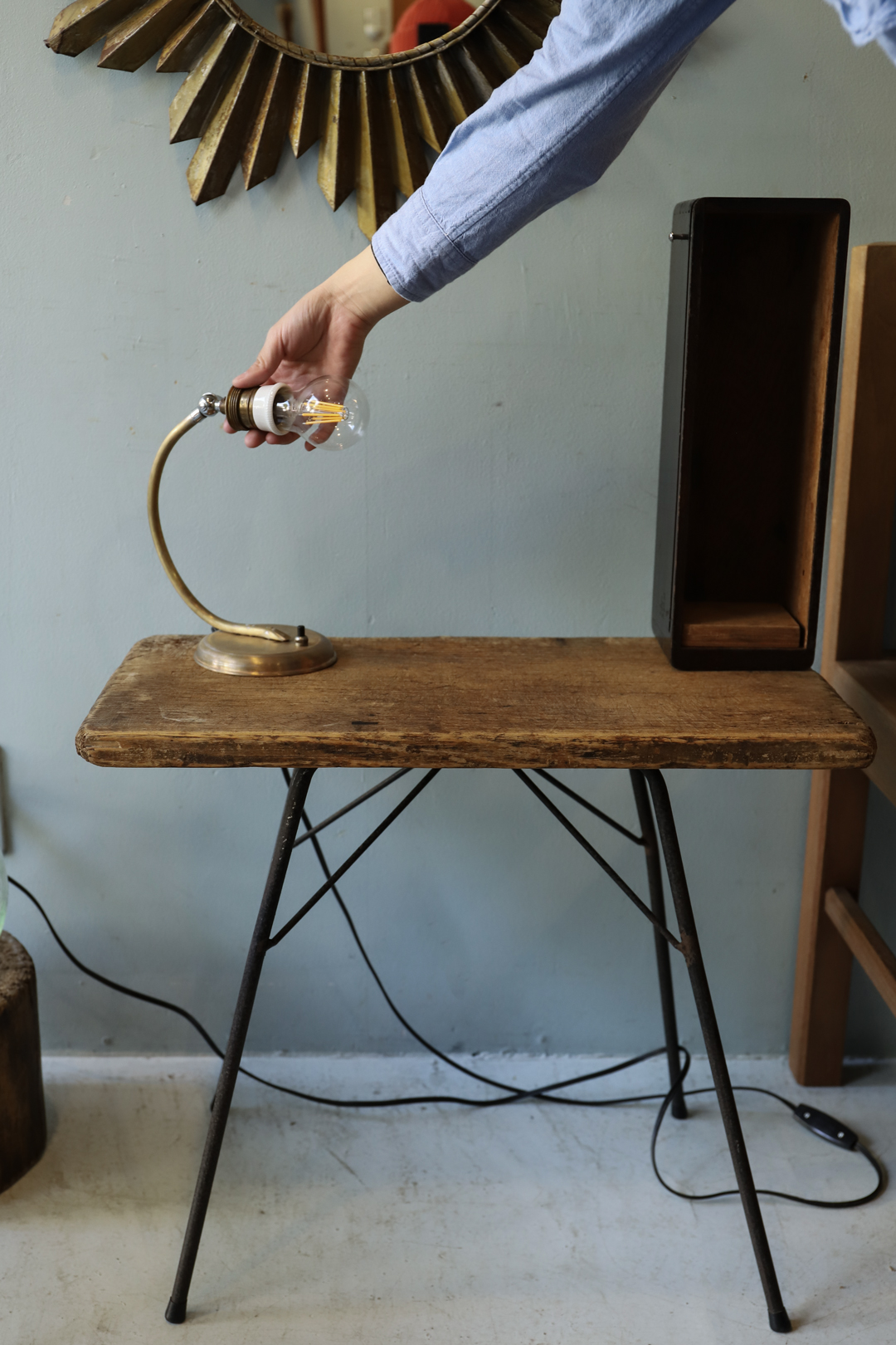 Antique Console Table with Lamp/アンティーク コンソールテーブル ランプ マガジンラック 間接照明 シャビーシック