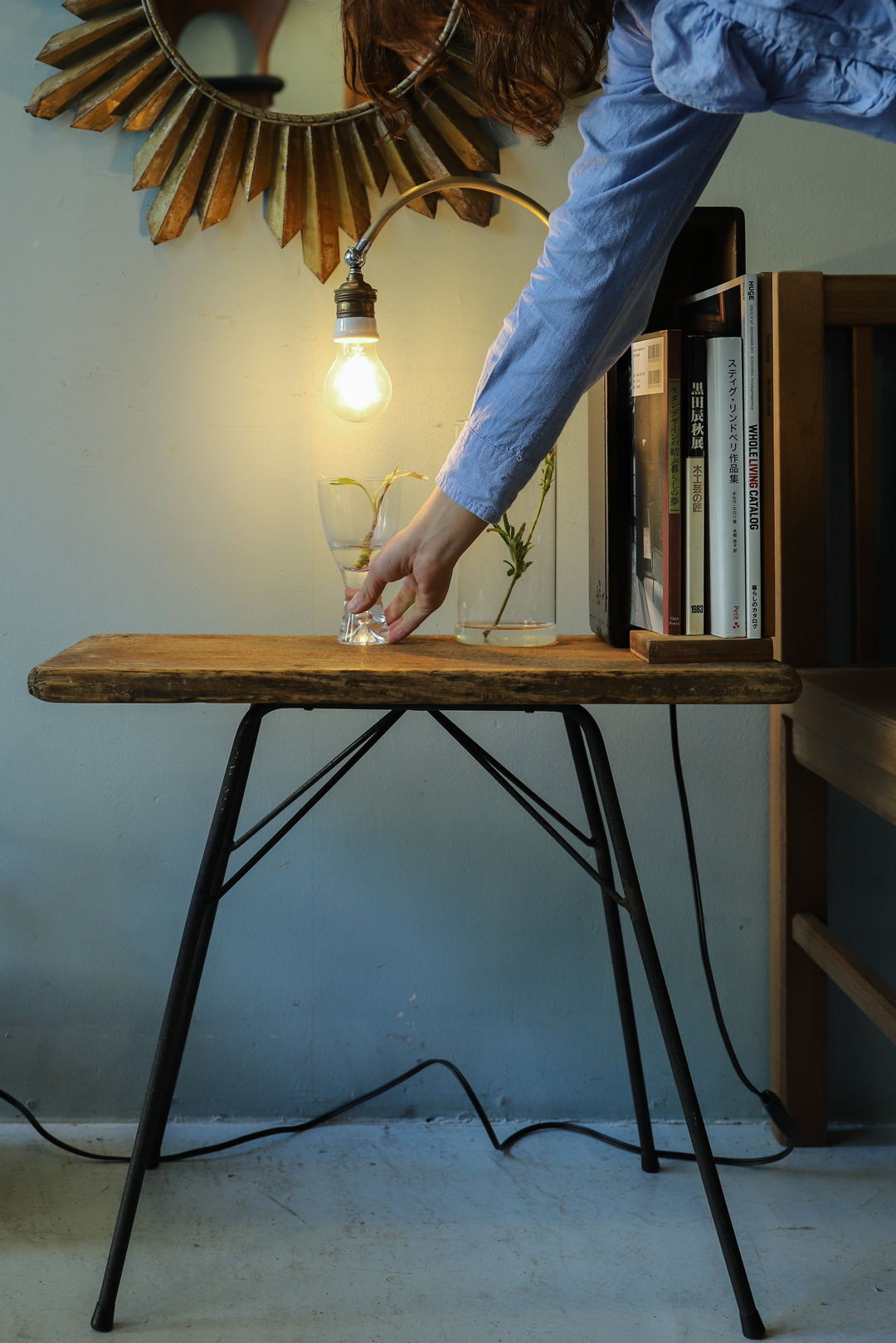 Antique Console Table with Lamp/アンティーク コンソールテーブル ランプ マガジンラック 間接照明 シャビーシック