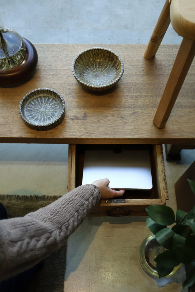 楢一枚板の作業台　展示台 花台 裁ち台 テレビ台 ローボード 座卓 古家具 骨董 楢一枚板の作業台 展示台 花台 裁ち台 テレビ台 ローボード 座