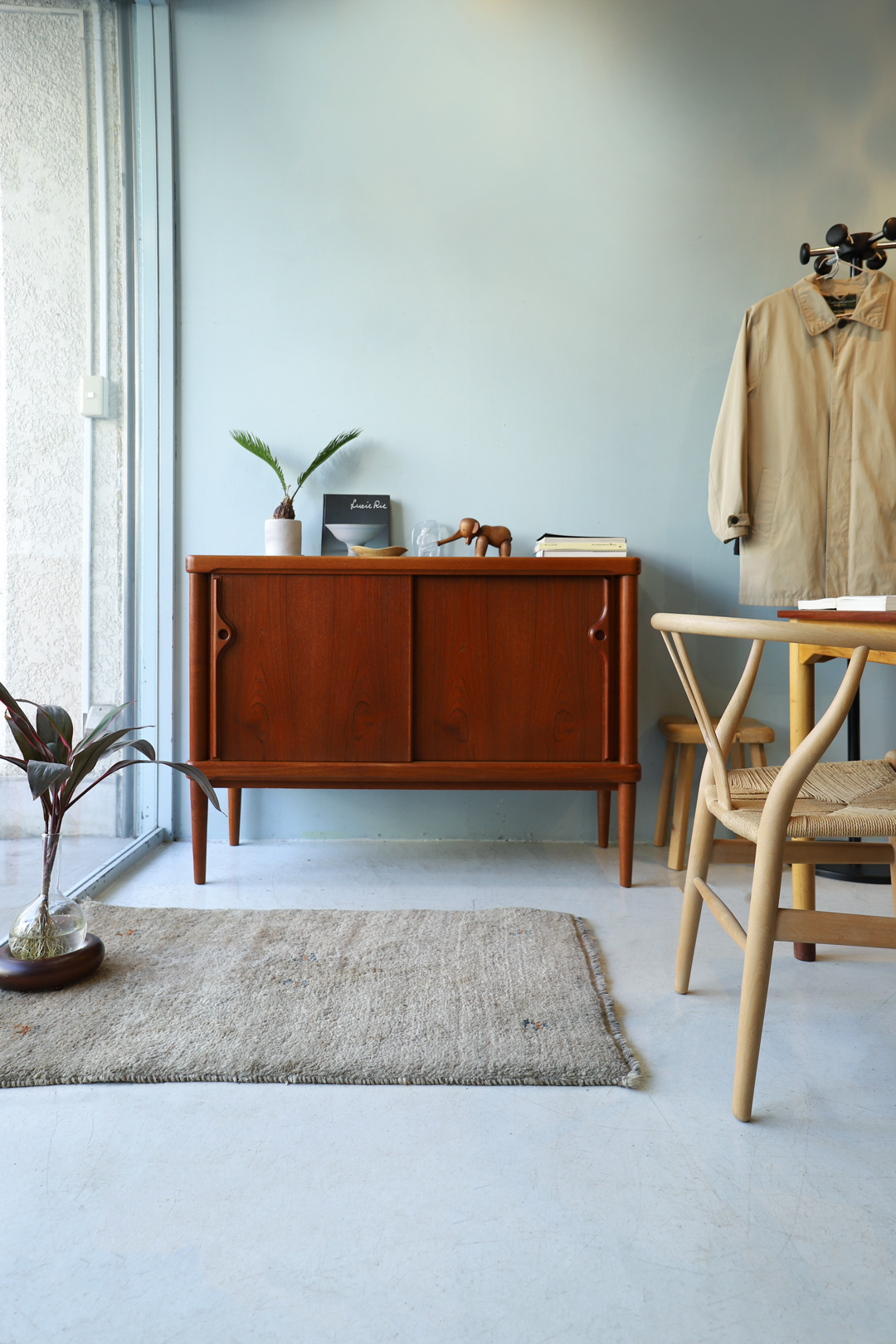 Danish Vintage Teakwood Sideboard/デンマークヴィンテージ チーク材 サイドボード キャビネット 収納家具 北欧モダン