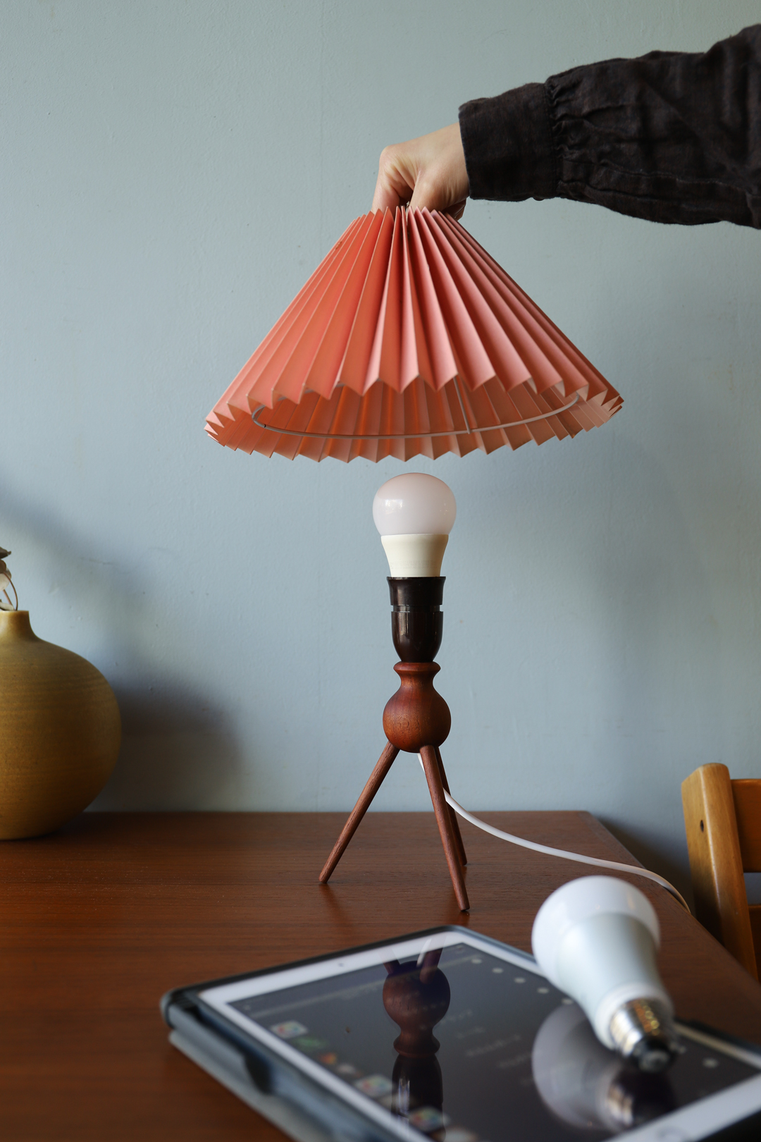 Danish Vintage Teakwood Tripod Table Lamp/デンマークヴィンテージ テーブルランプ チーク材 3本脚 照明 インテリア 北欧モダン