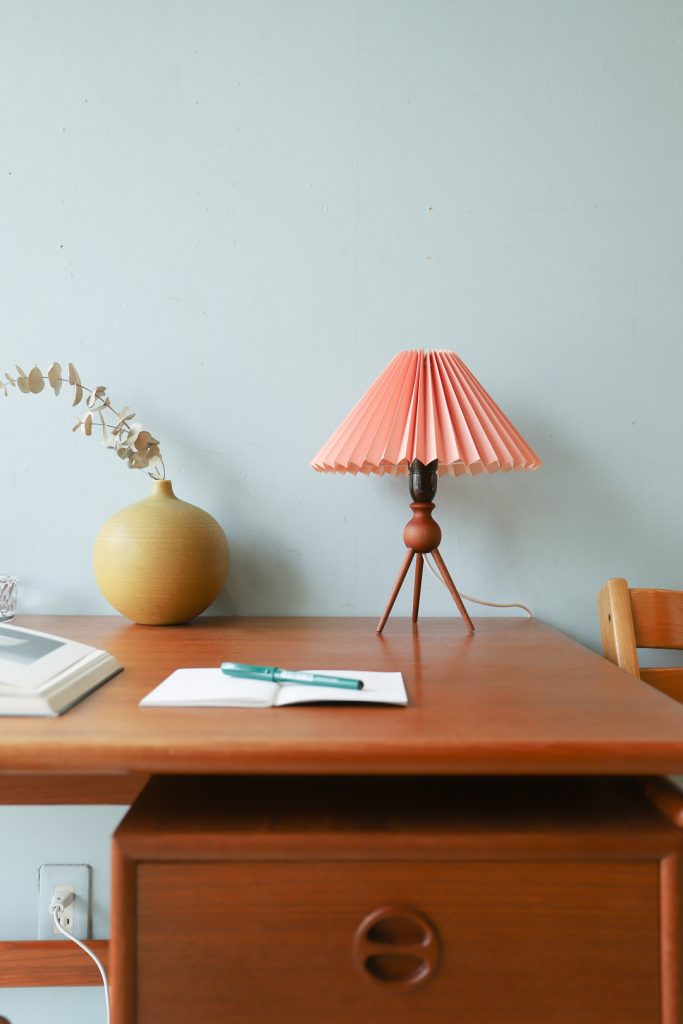 デンマークヴィンテージ テーブルランプ チーク材 3本脚 照明 インテリア 北欧モダン/Danish Vintage Teakwood Tripod  Table Lamp | FURUICHI/古一